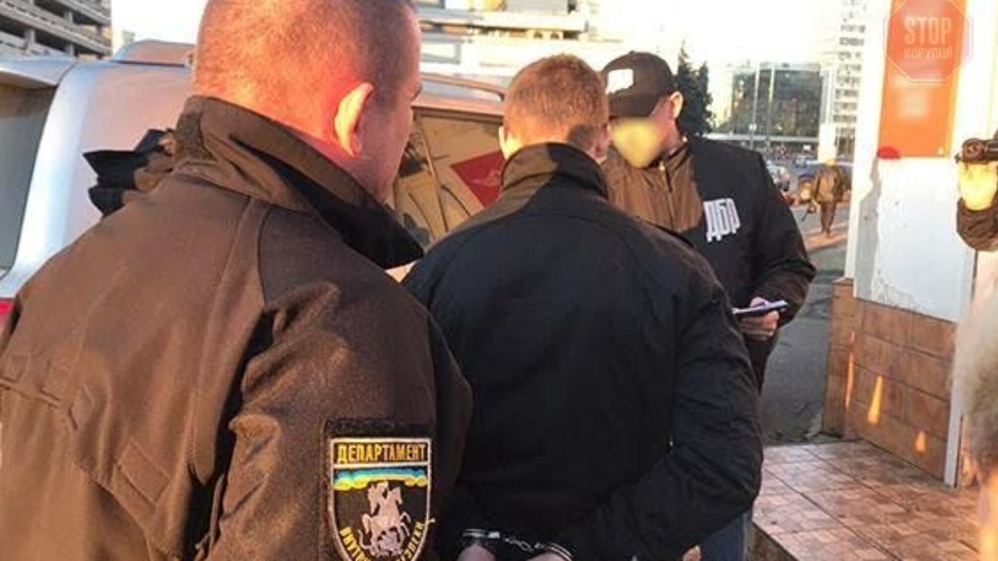 У столиці поліцейські заарештували “товарища по службі” через хабарництво (фото)