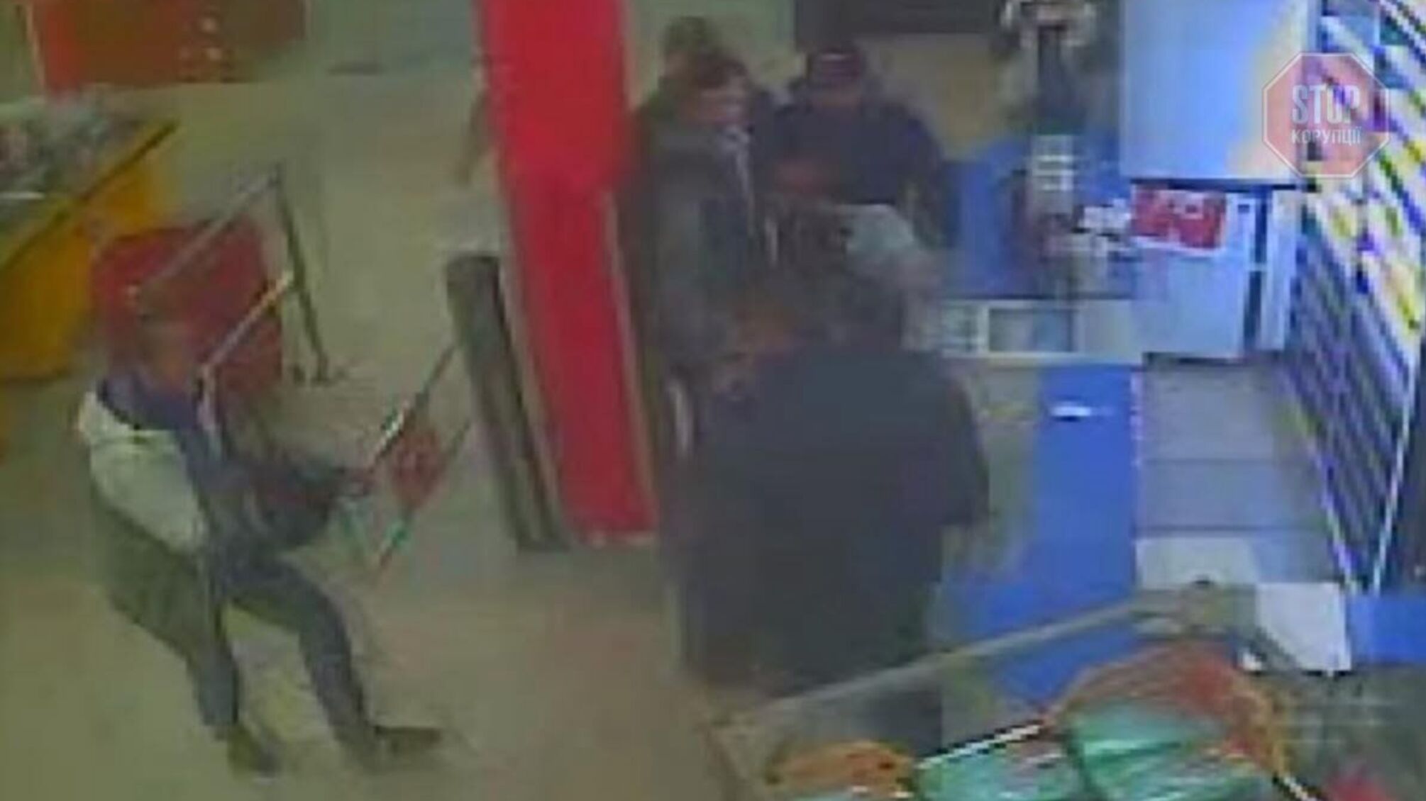 “Били, доки не знепритомнів”, – у Києві п’яна компанія жорстоко розправилась із охоронцем магазину (відео)