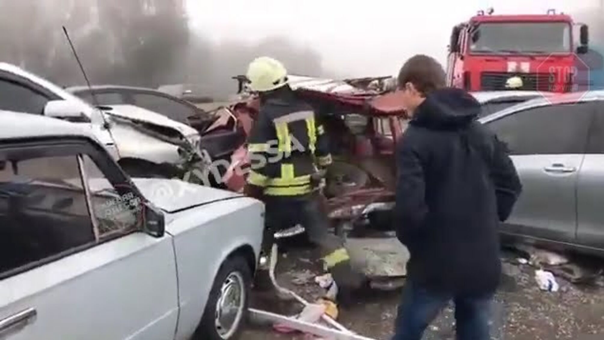 На Одещині сталася масштабна ДТП: зіткнулися 9 автівок (відео)