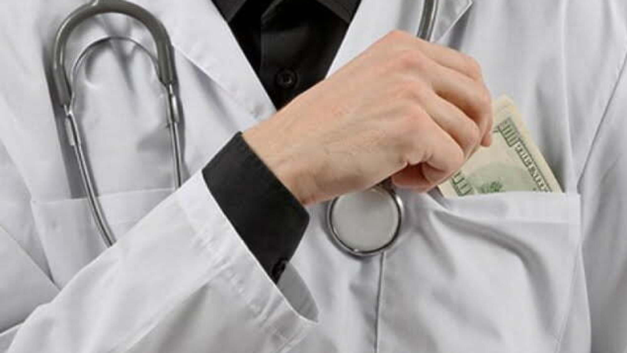 Керівник скандальної компанії постачальника медикаментів уникає журналістів