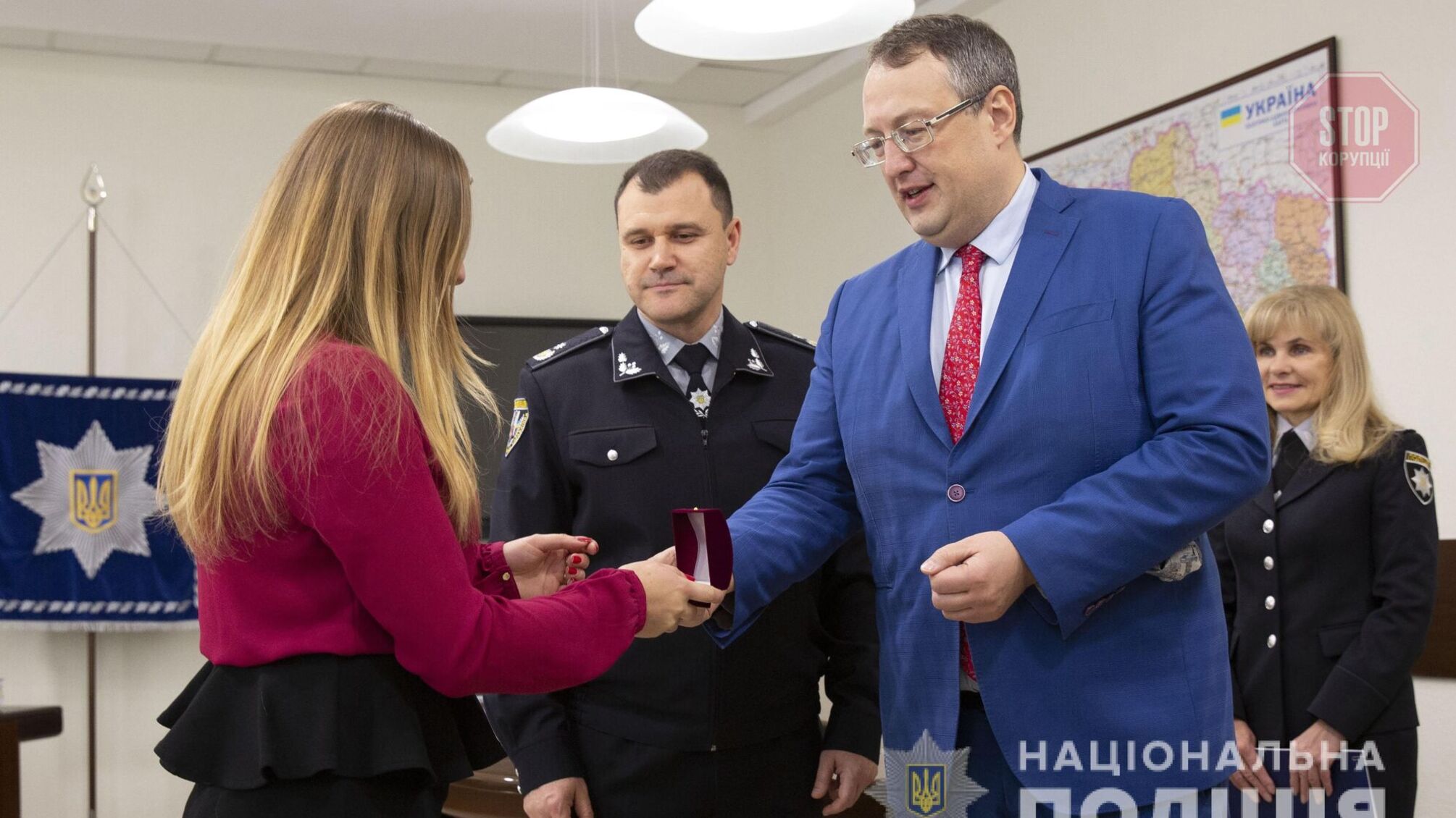 На Хмельниччині нагородили військового, який врятував собаку від катування (відео)