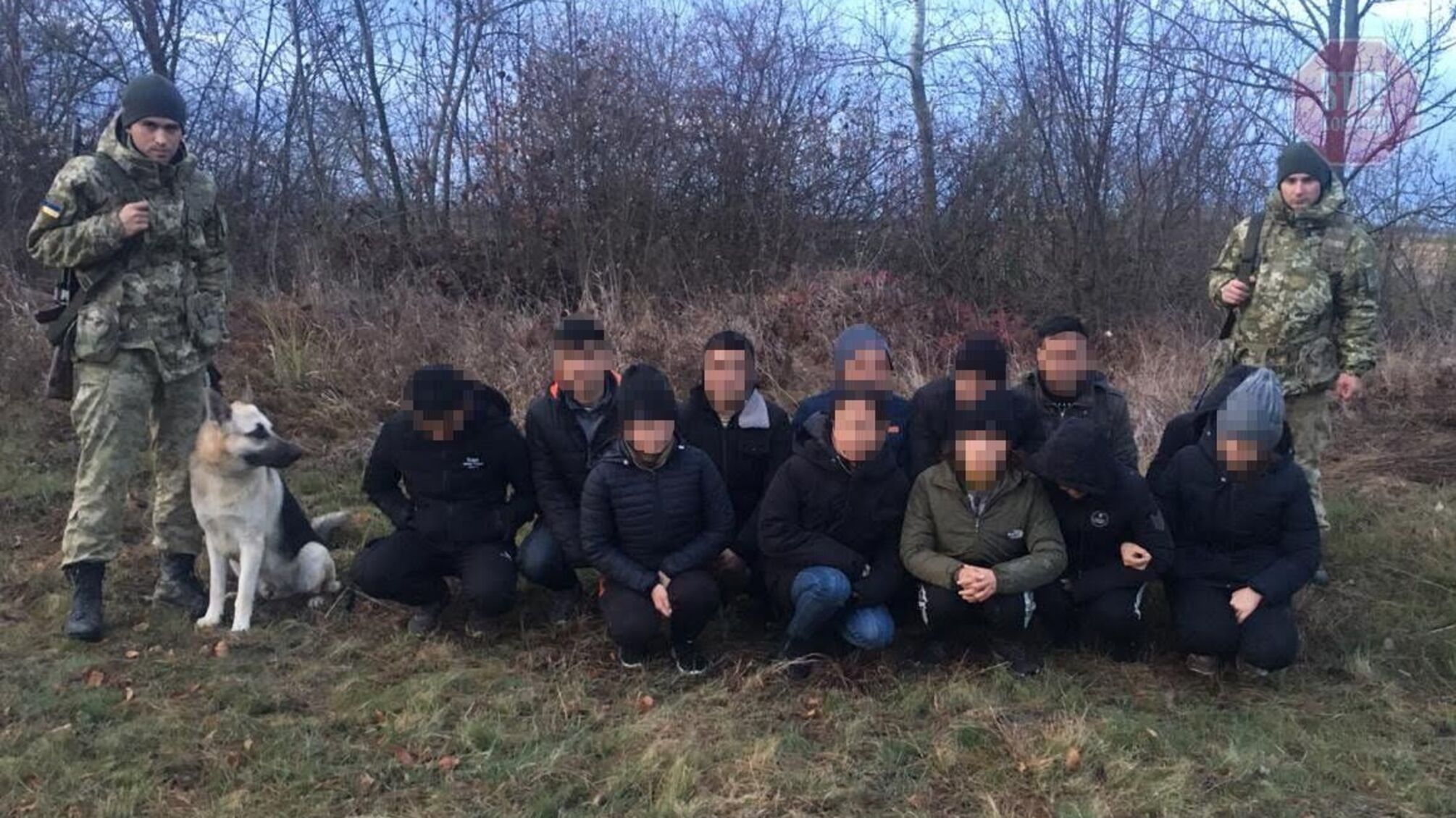 На Закарпатті поблизу угорського кордону затримали 12 нелегальних мігрантів з В’єтнаму