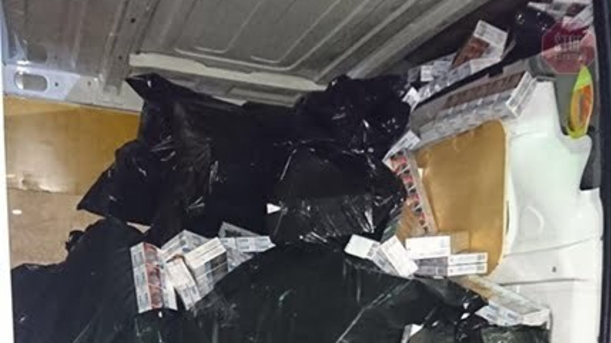 На Волині прикордонники затримали мікроавтобус з великою контрабандою цигарок (фото)