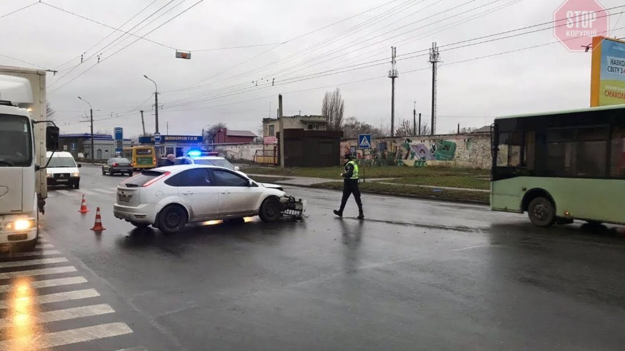 У Луцьку легковик протаранив автобус з людьми (фото)
