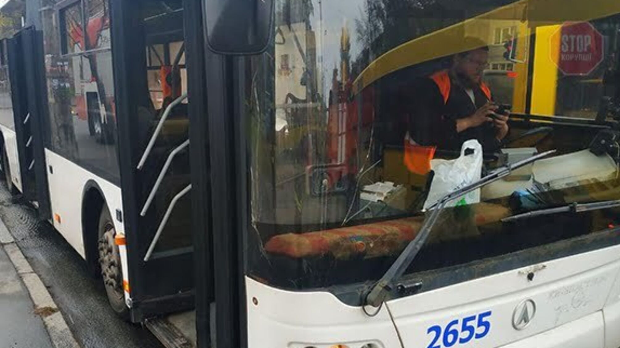У Києві загорівся тролейбус з пасажирами (фото)