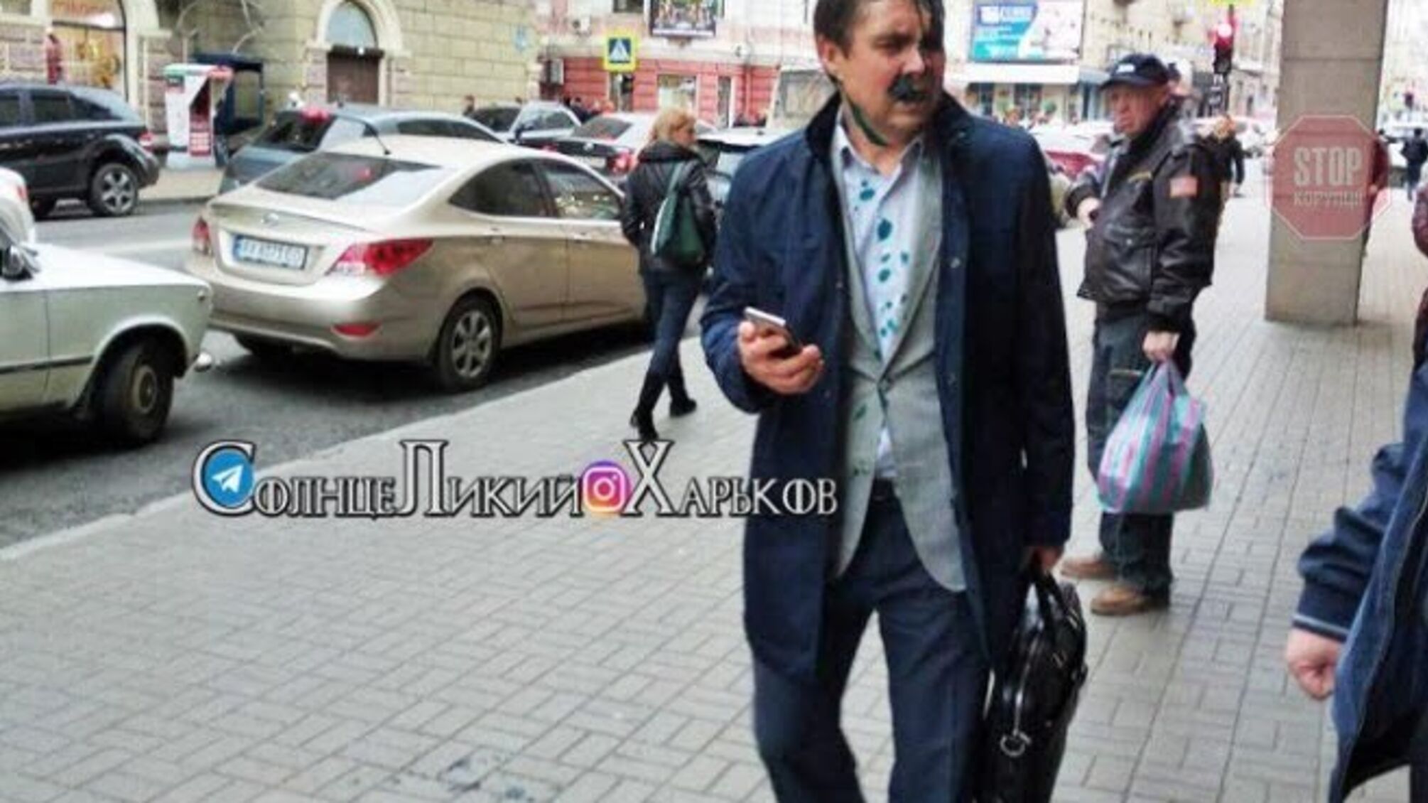 У Харкові хулігани вилили чиновнику мерії на голову зеленку