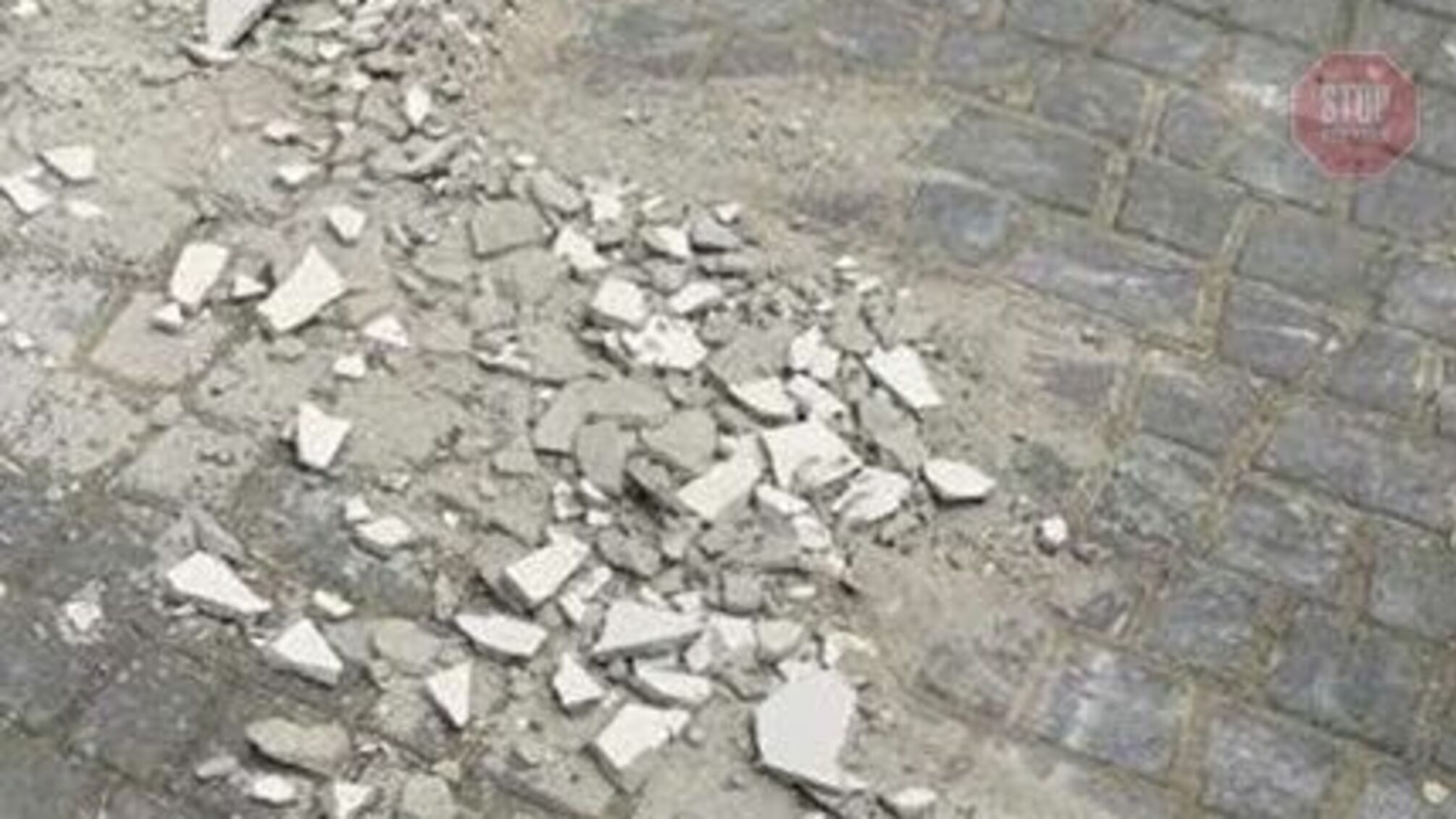 З будинку на дівчину впала штукатурка: потерпіла у лікарні (фото)