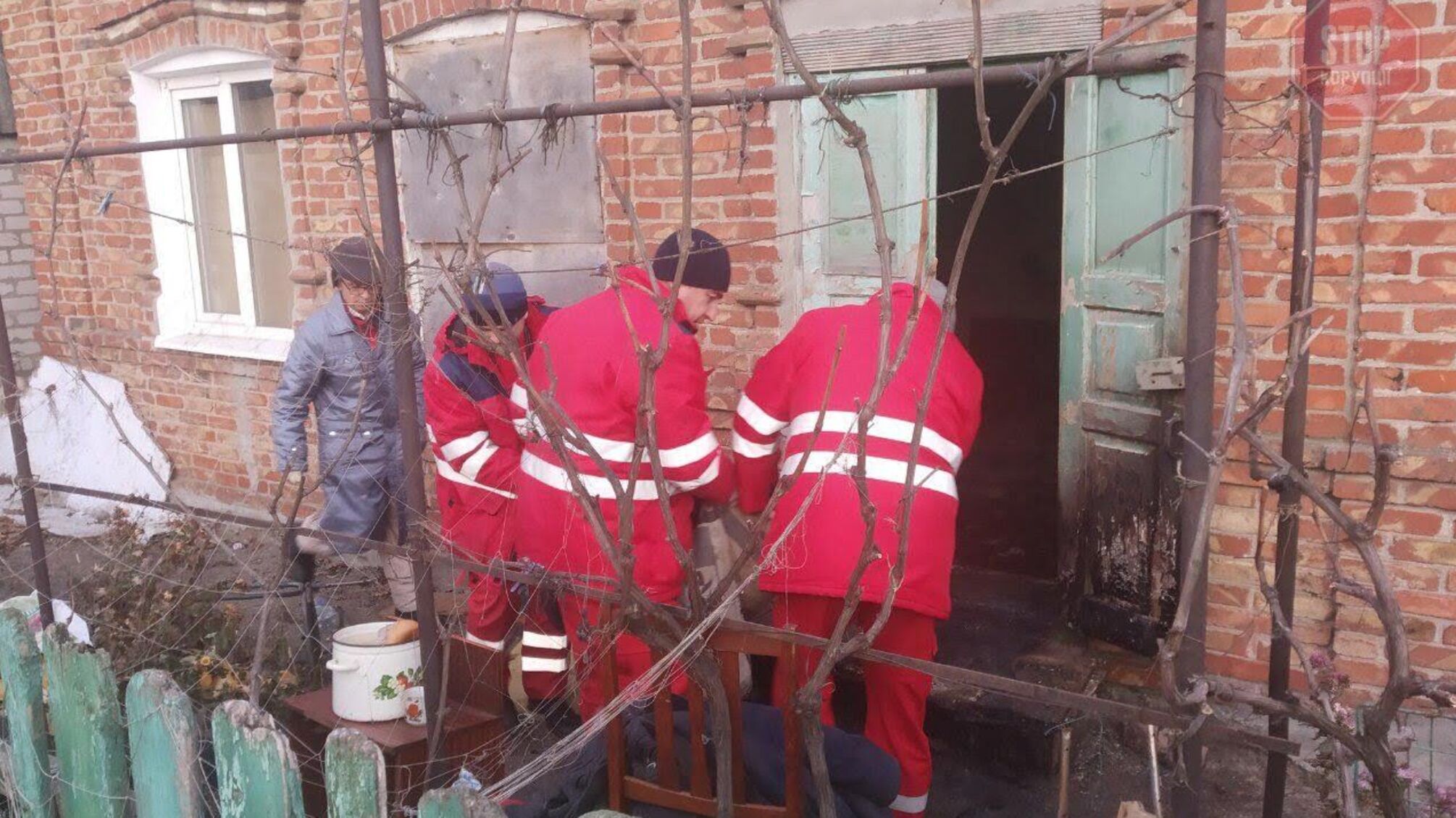 У Бердянську люди з вогню винесли інваліда (фото)