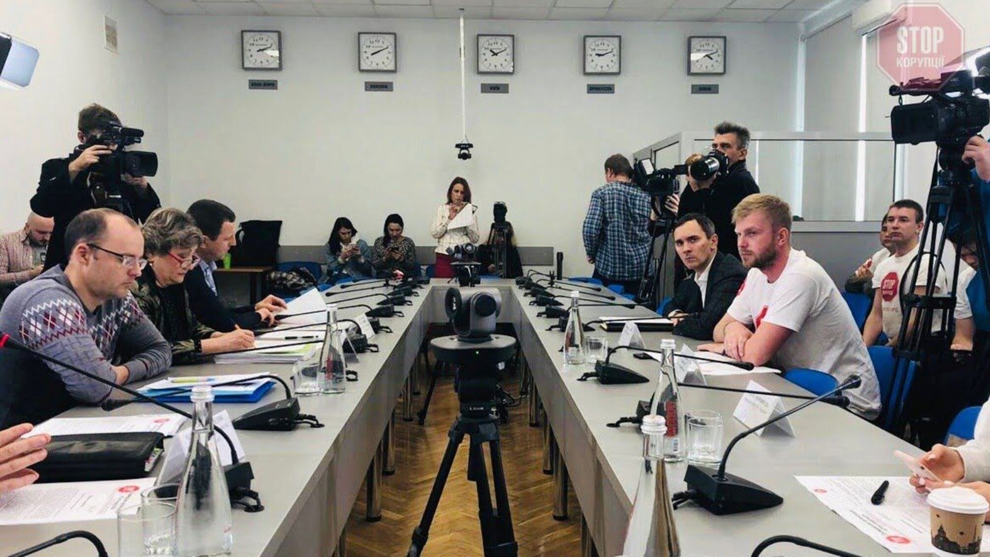 “Чекаємо на контроль дій державних реєстраторів та розслідування антирейдерських справ”, – підприємці відправили меседж Зеленському