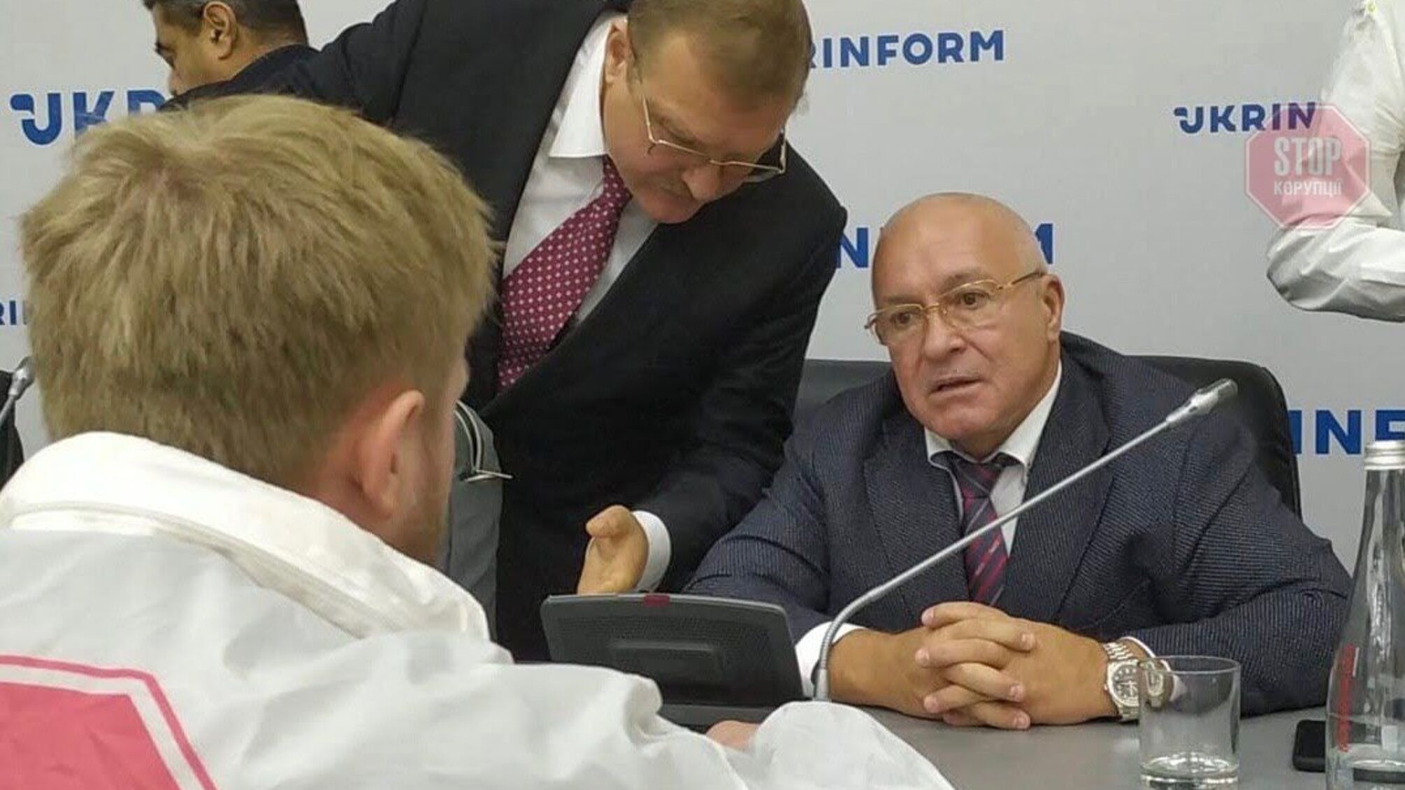 'Ти шатала і гнида!' – 'Людина року-2015' Кулагін полив брудом активістів (відео)