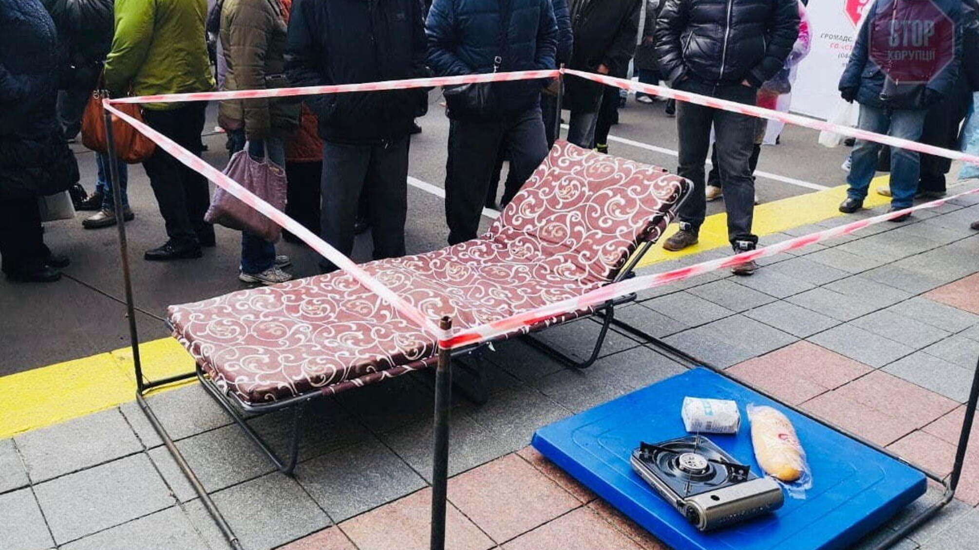 У Києві мітингувальники показали, як має виглядати житло корупціонера (фото)
