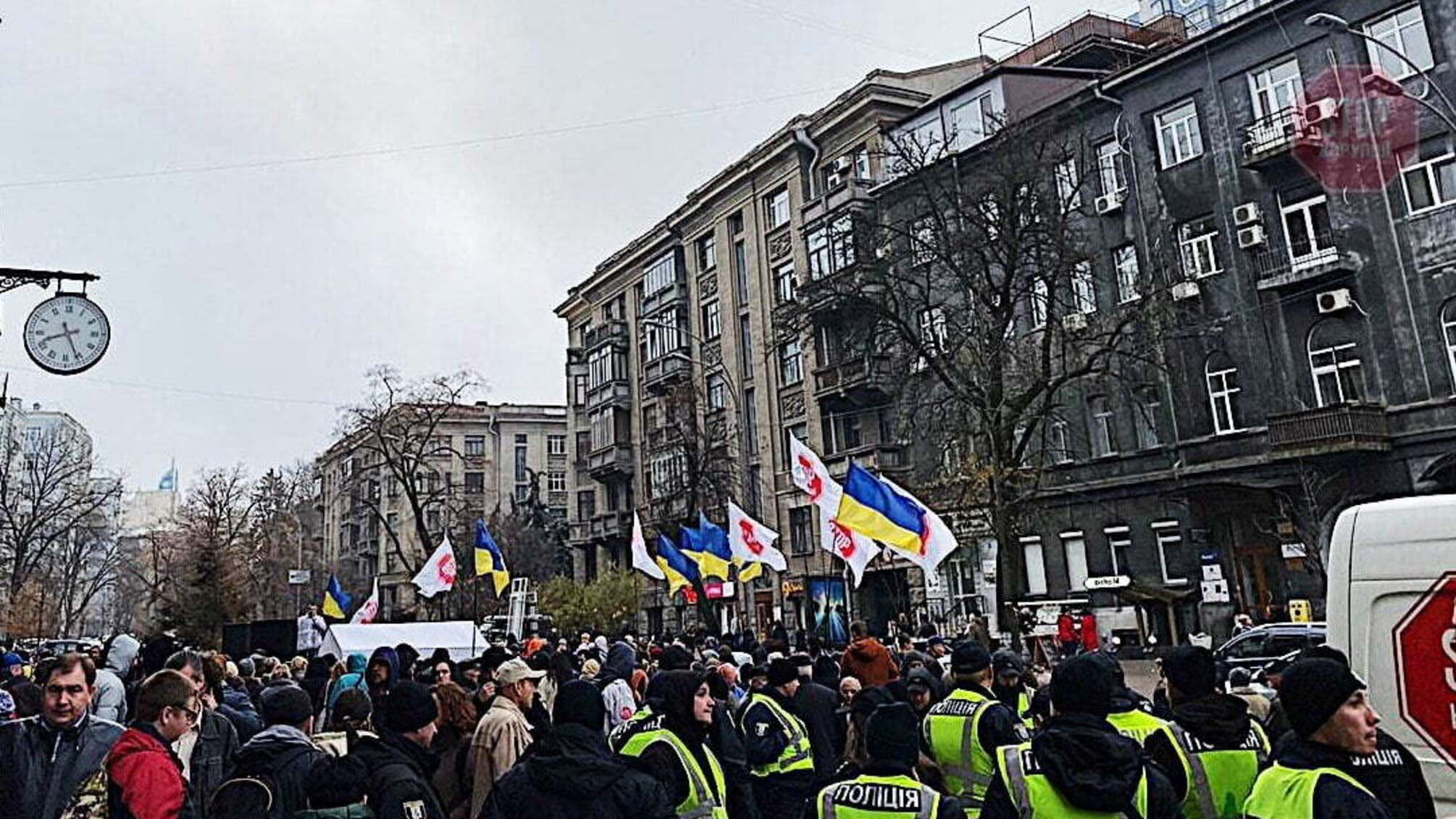 Під НБУ понад півтисячі протестувальників вимагають відставки Смолія (фото, відео)