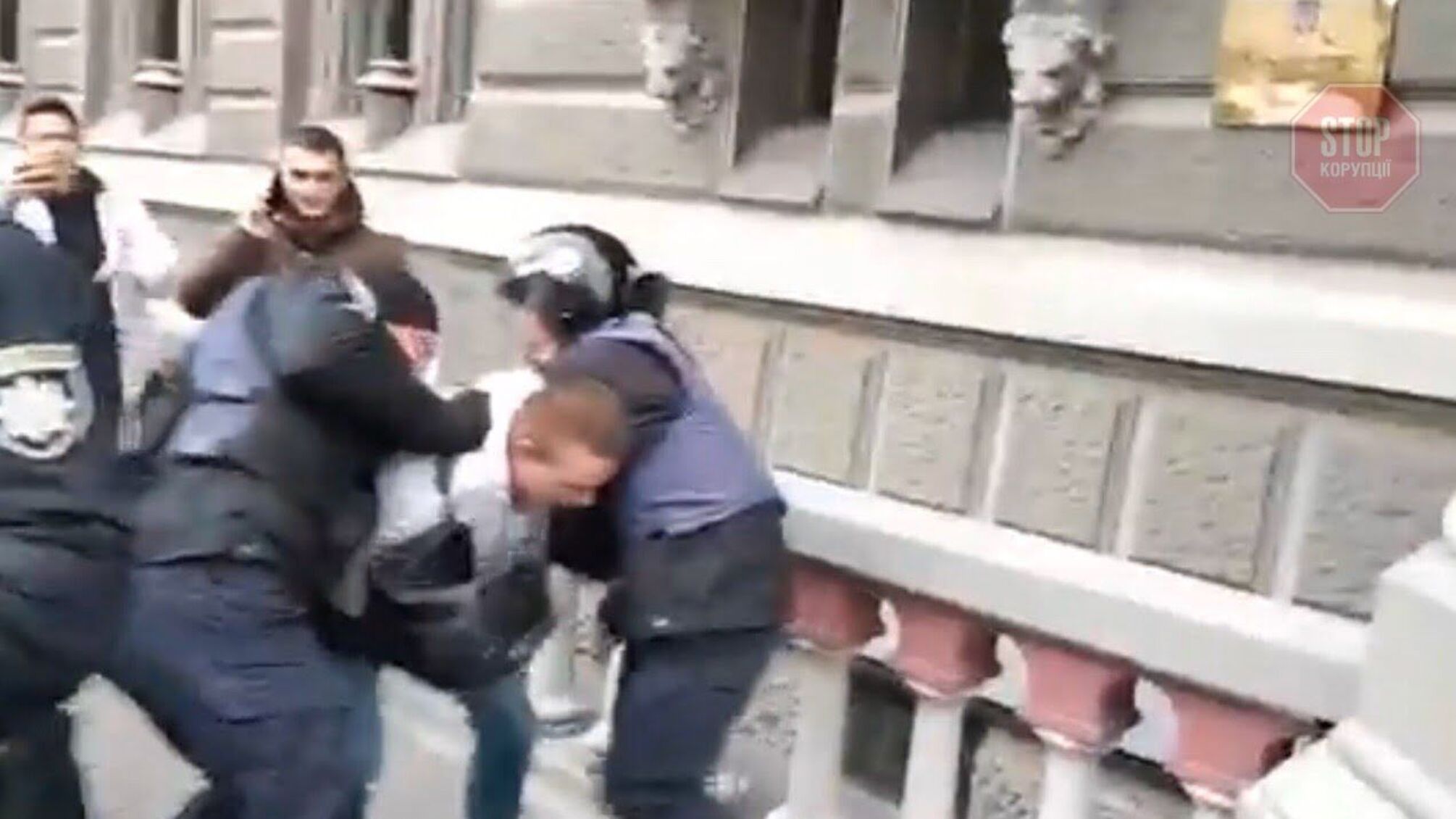У мережі з’явилось відео силового розгону мітингувальників під НБУ