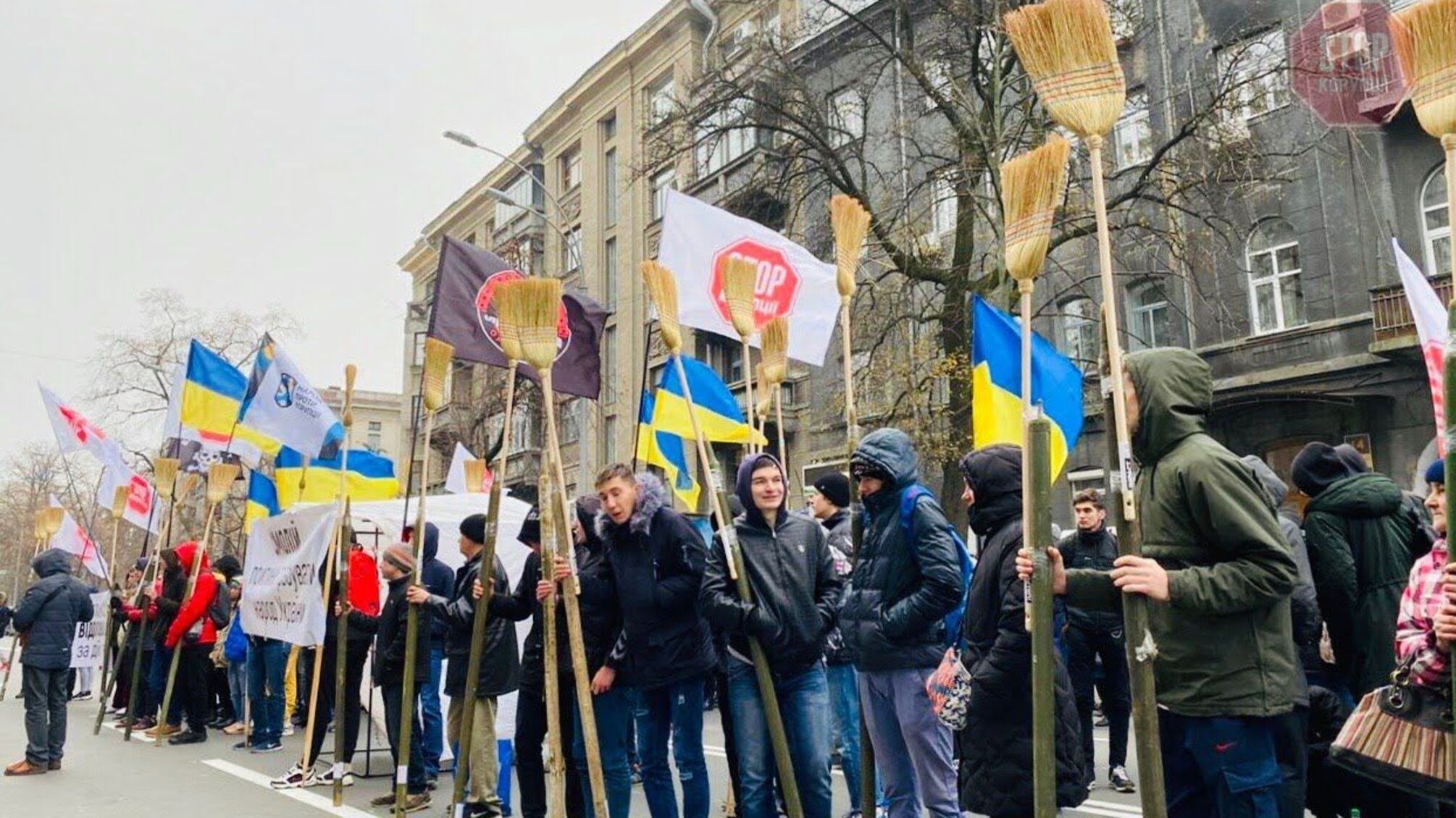 Активісти під НБУ 'вимітали' очільника установи Смолія (відео)