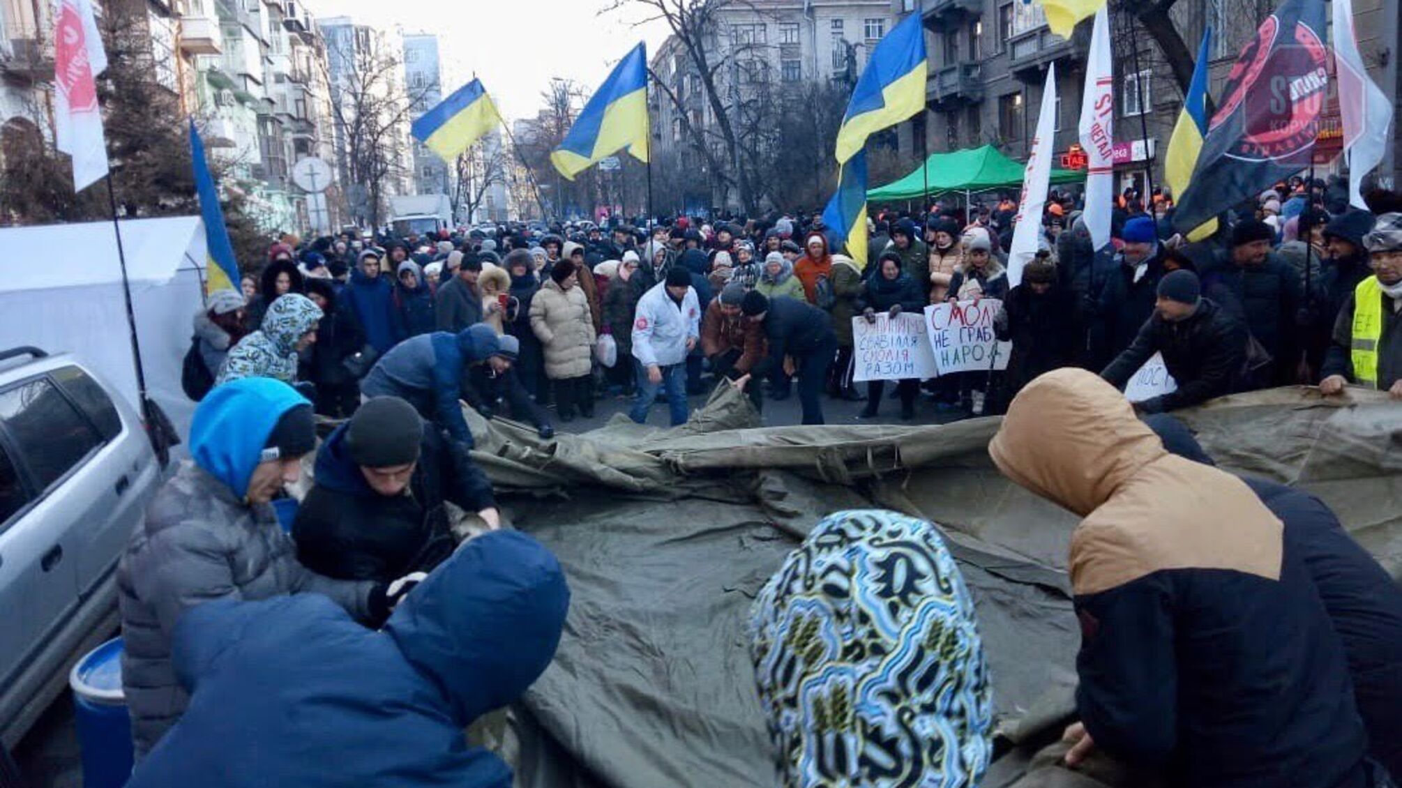 Протести біля НБУ: поліцейські знесли намет мітингувальників (відео)