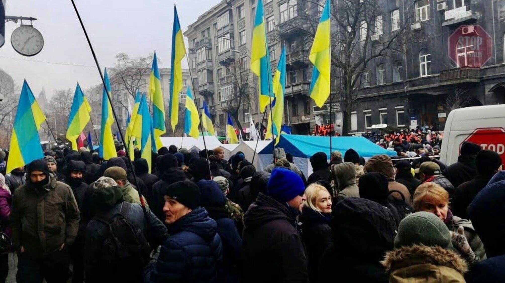 До протестувальників під НБУ приєднались націоналісти та ветерани АТО (відео)