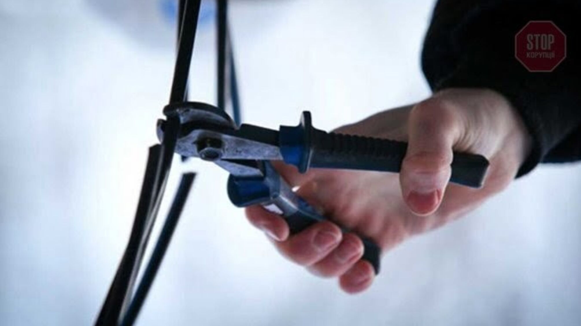 Думали не знайдуть: в Дніпрі 'кабельник' з краденим сховався в колодязі (фото)