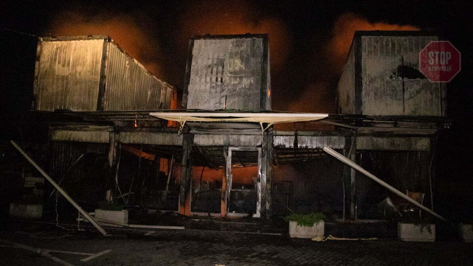 Серійні ''герострати'' у столиці: за ніч невідомі спалили молочні магазини у трьох районах Києва