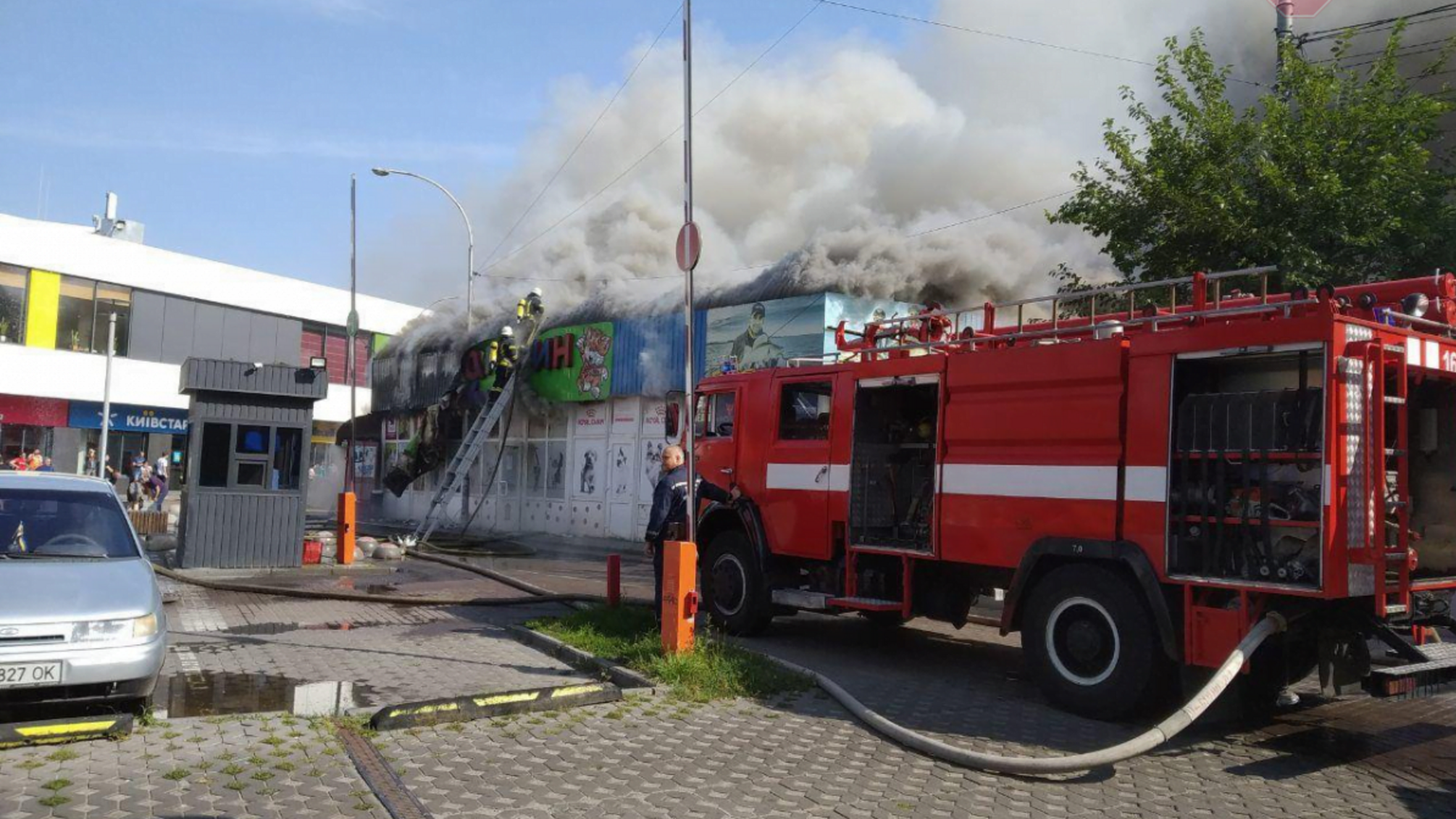 Печерськ у вогні: ранок у центрі столиці почався з масштабної пожежі