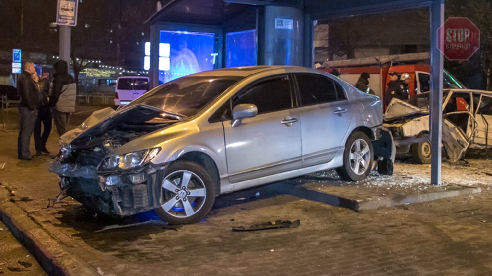 ДТП у Дніпрі: два автомобілі знесли зупинку громадського транспорту (фото)