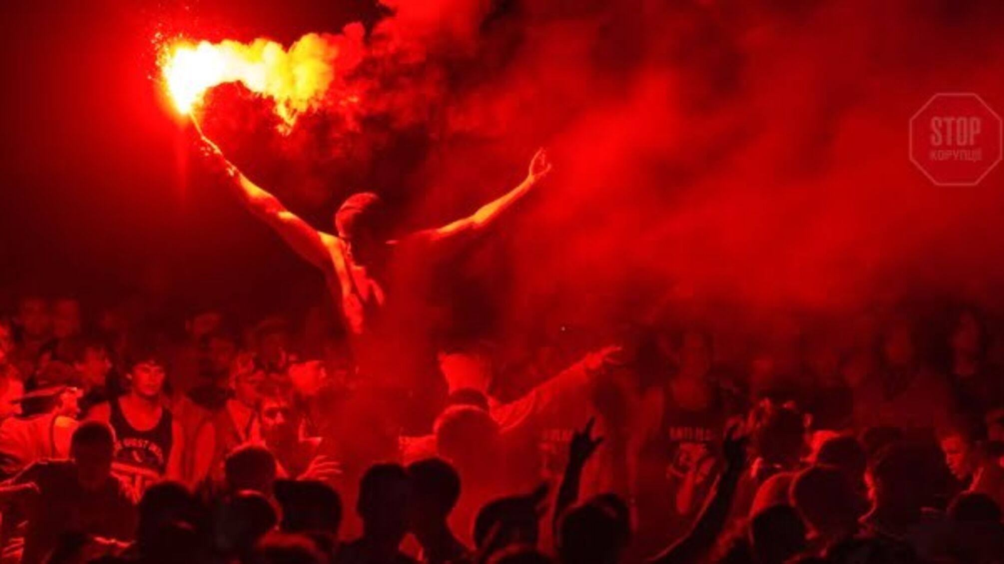 У Львові понад 100 футбольних фанатів з України та Франції влаштували масову бійку – відео