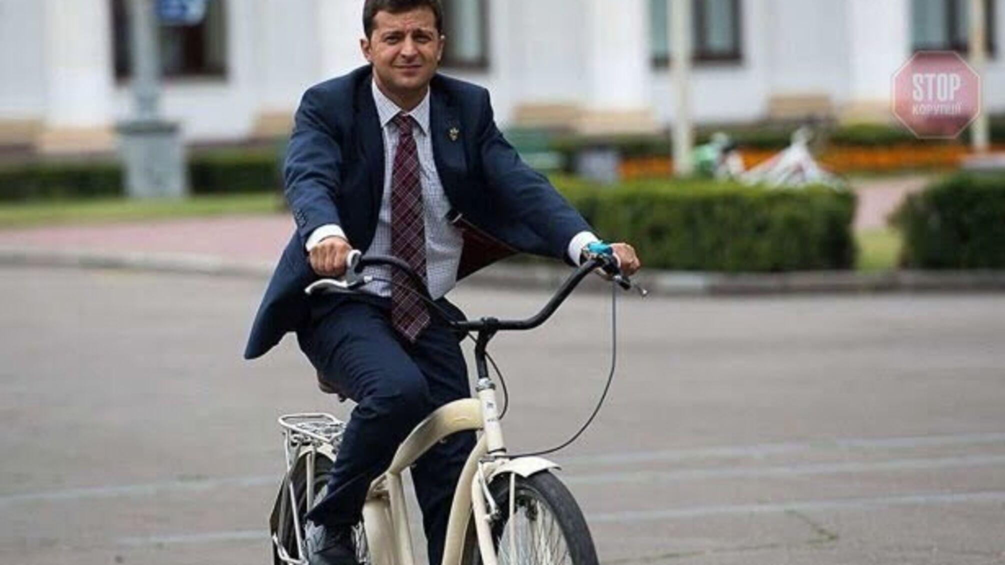 Жарт року: президент Естонії подарувала Володимиру Зеленському велосипед (фото)