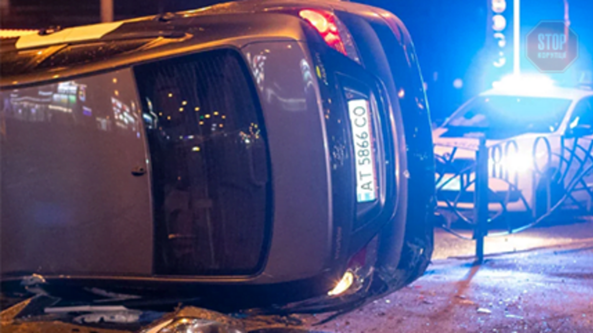 Зніс близько 15 метрів залізного паркану і перекинувся: в Києві сталося ДТП (фото, відео)