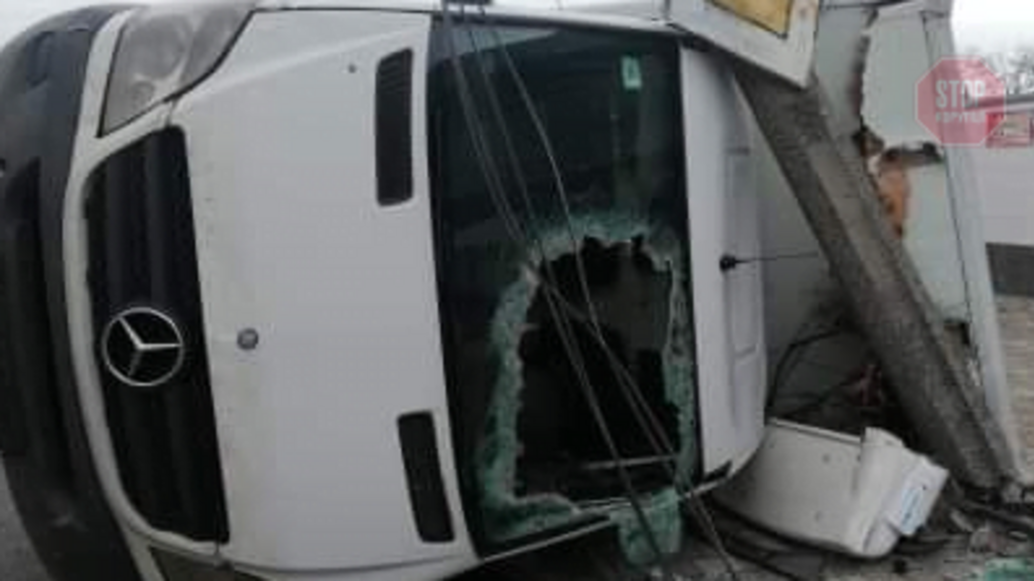 Перекинувся та врізався в електроопору: на Закарпатті сталася ДТП за участю мікроавтобуса (фото)