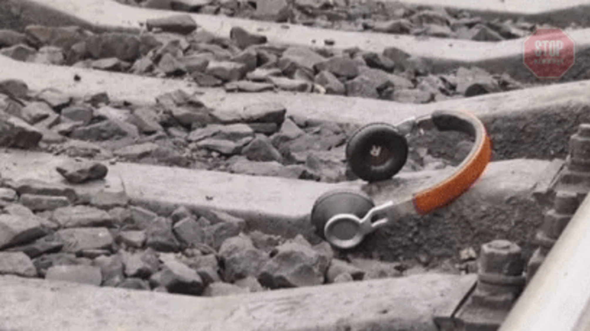 Йшов та слухав музику в навушниках: у Миколаєві потяг насмерть збив чоловіка