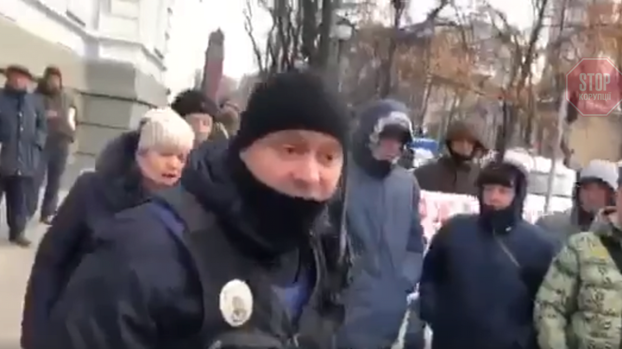 Кулаком в обличчя: правоохоронець вдарив учасника акції під Нацбанком (відео)