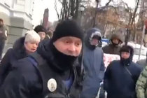 Кулаком в обличчя: правоохоронець вдарив учасника акції під Нацбанком (відео)