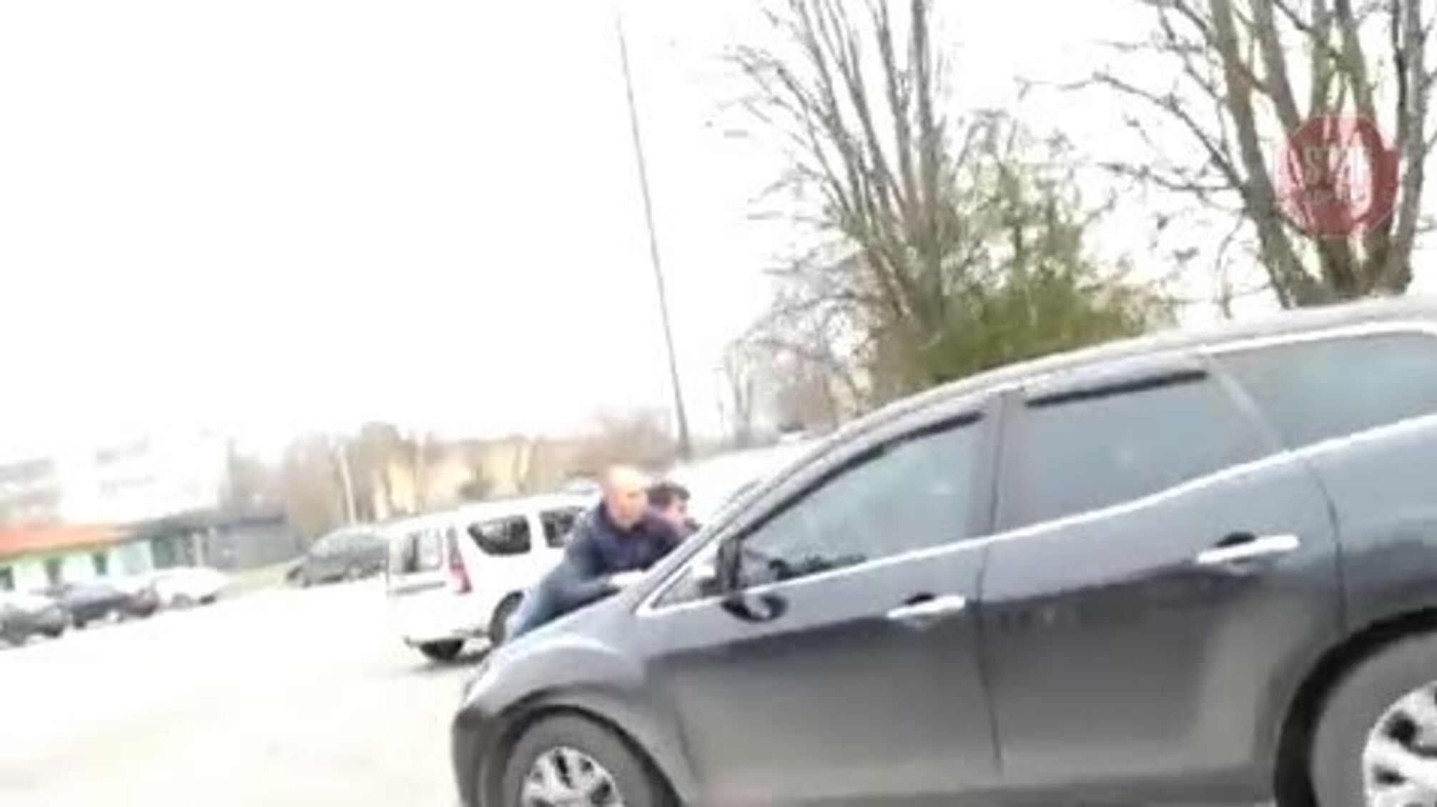 На Київщині чиновник таранив на автівці журналістів (відео)