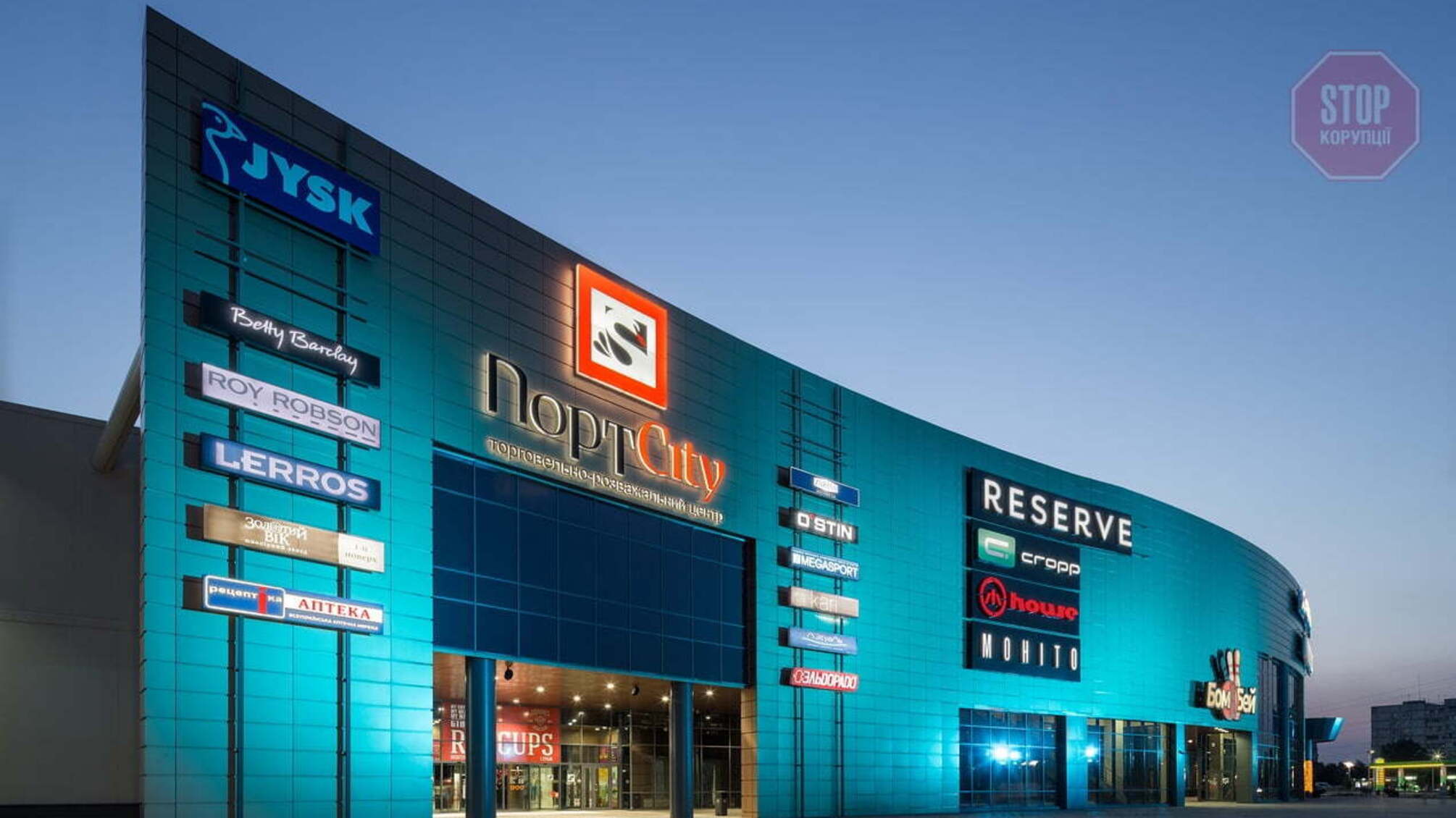 В чому мати народила: чоловік голим розгулював по ТЦ в Маріуполі (відео)