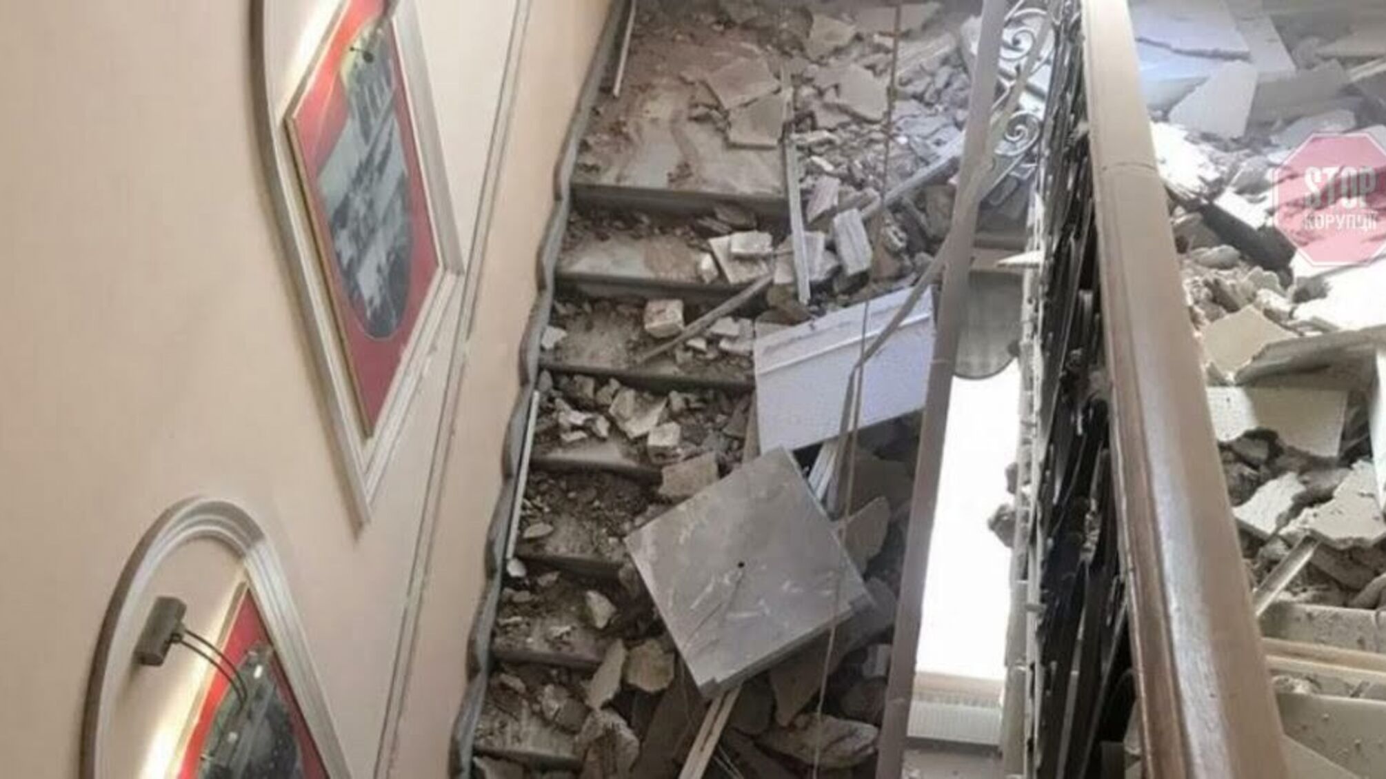 В інтернеті з'явилося відео обвалення стелі в будівлі поліції Одещини