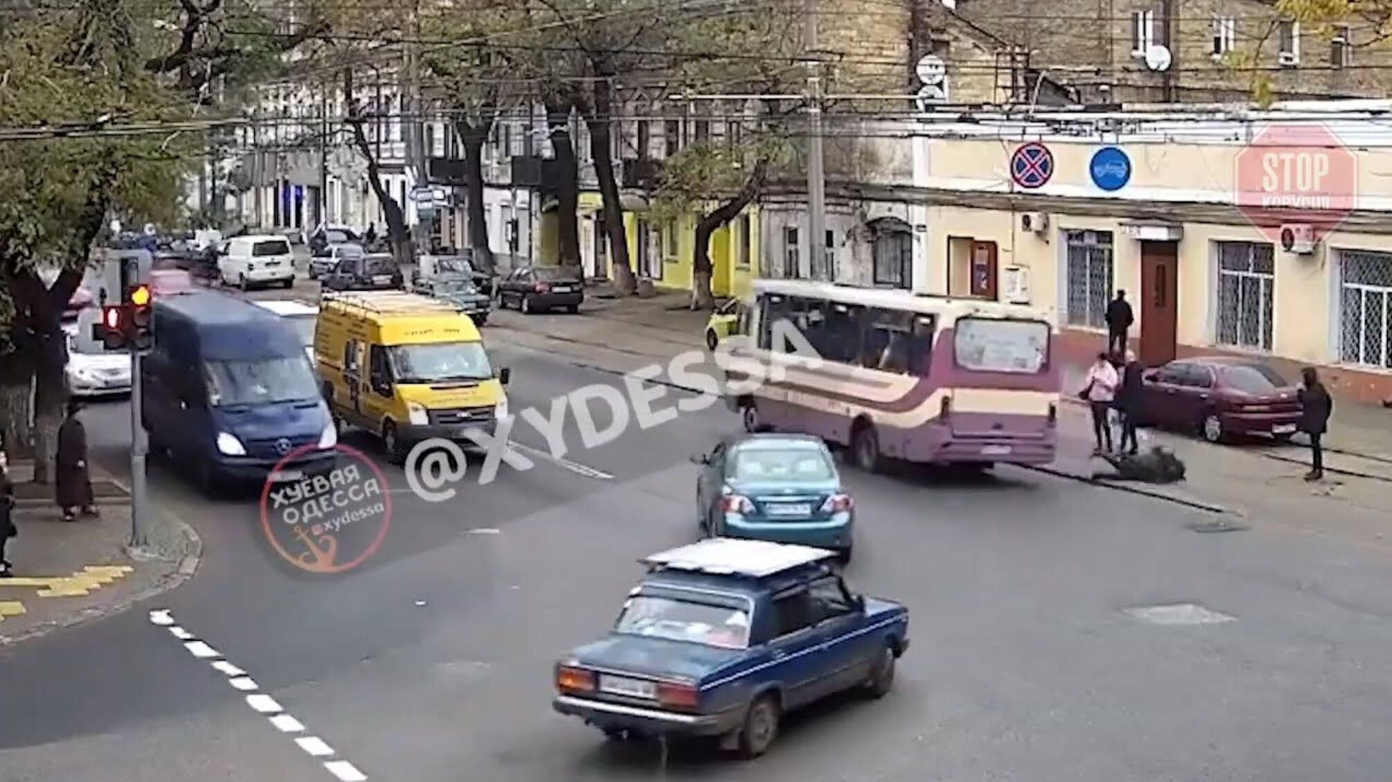 У Мережі оприлюднили відео випадання пасажирки з одеської маршрутки