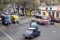 У Мережі оприлюднили відео випадання пасажирки з одеської маршрутки