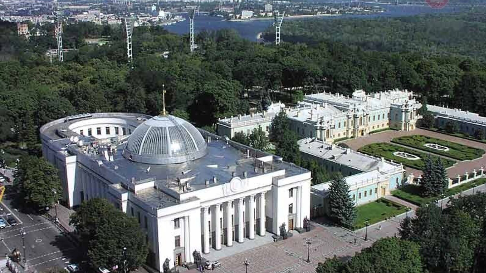Під будівлею ВРУ померла жінка