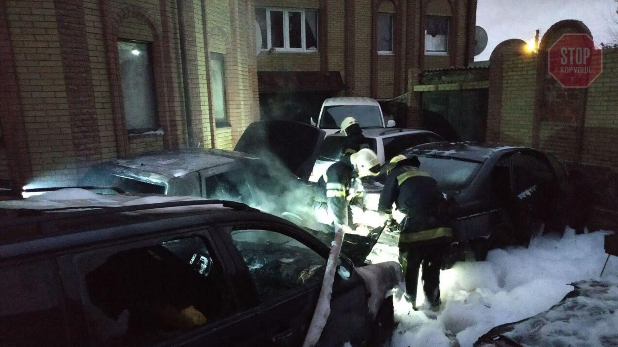 Пожежа чи підпал: у Харкові згоріли три автомобіля (фото)
