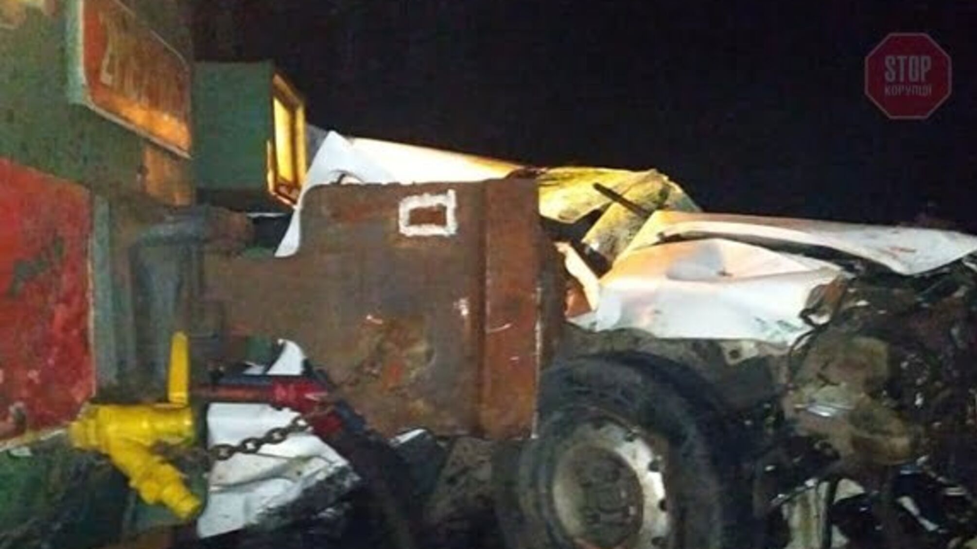 Потяг зіткнувся з легковиком, є потерпіла: на Київщині сталася ДТП (фото)