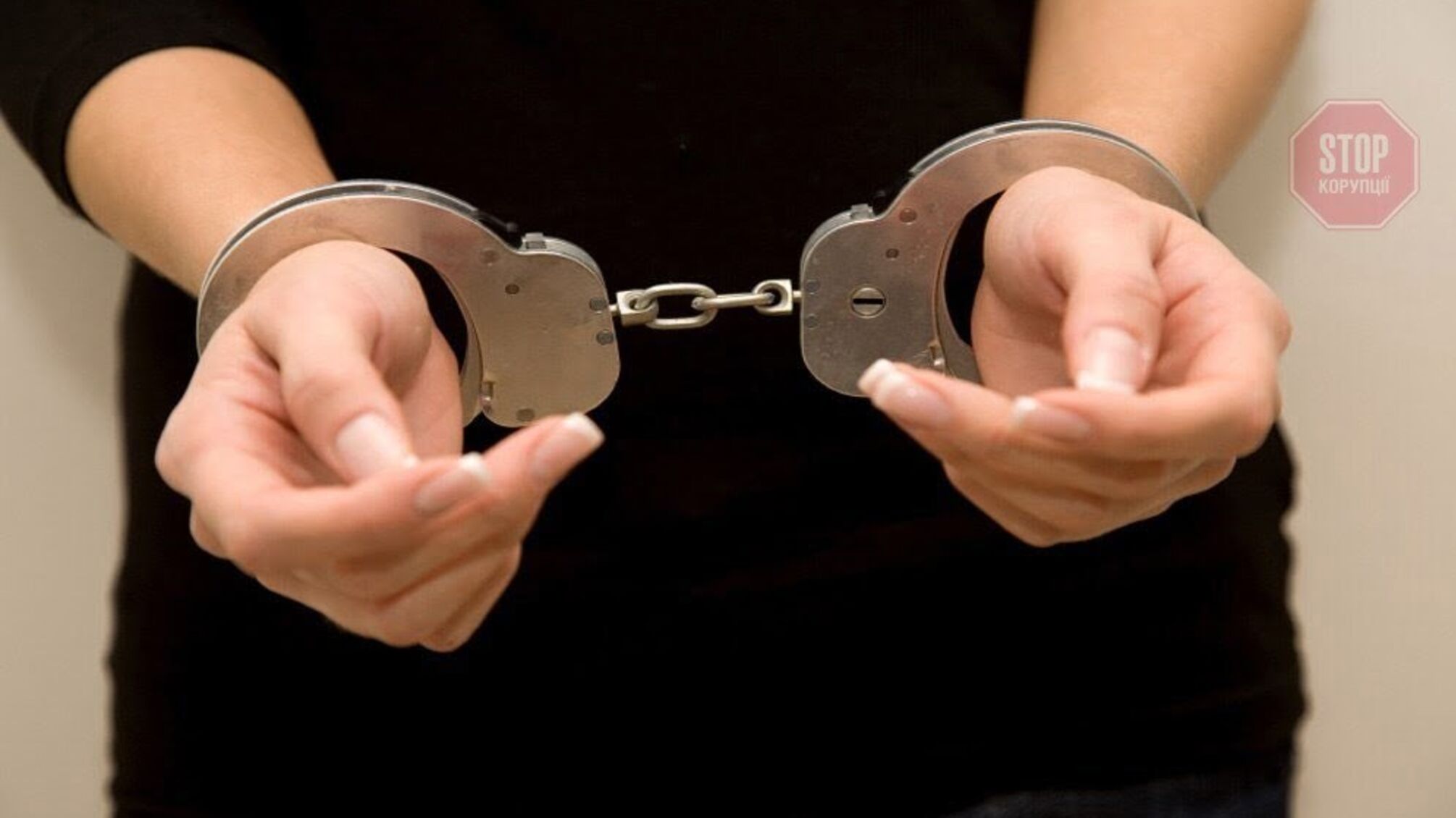 У школі невідома зірвала золотий ланцюжок з дитини: у Києві правоохоронці затримали грабіжницю (фото)