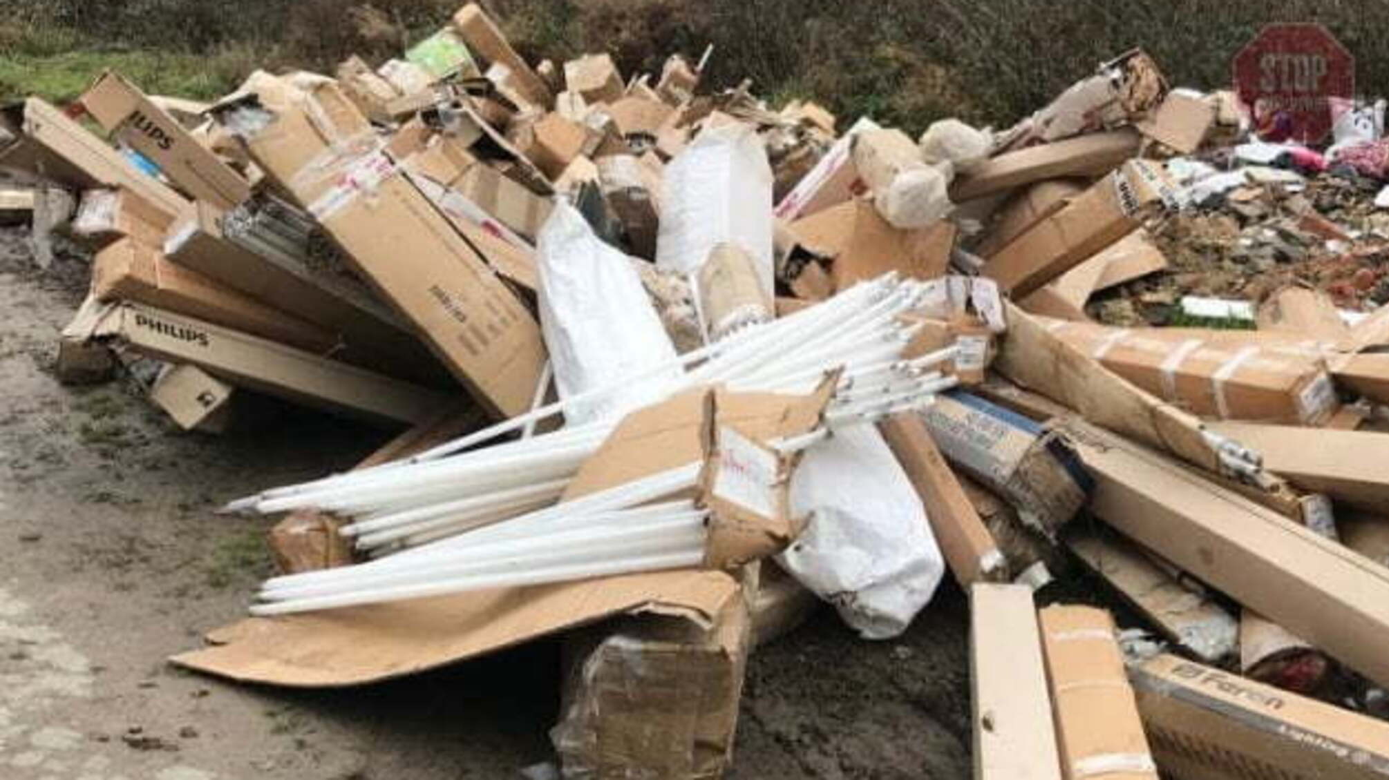 На Львівщині знайшли незаконне сховище люмінесцентних ламп