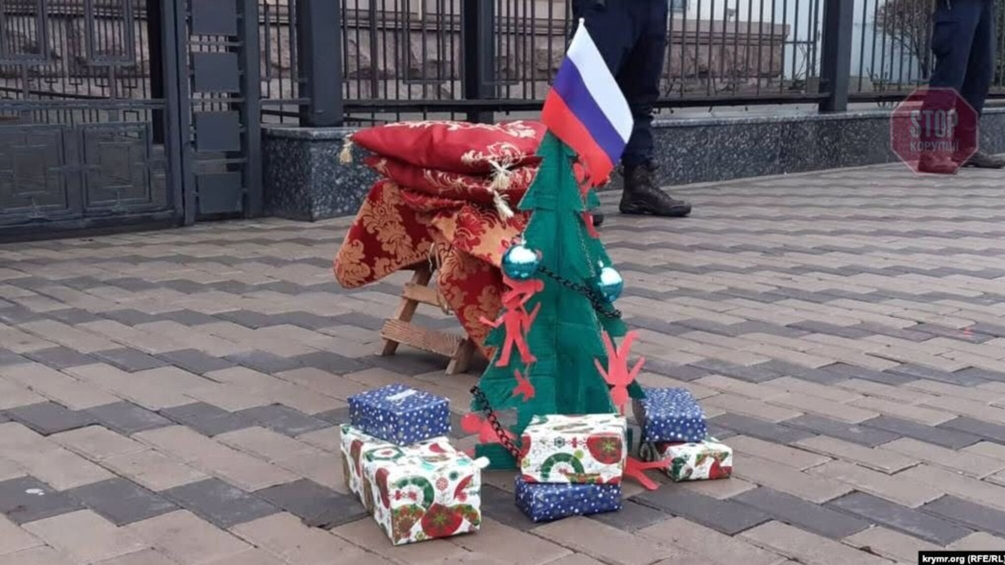 У столиці під російським посольством пройшла акція “казки Путіна” (фото)