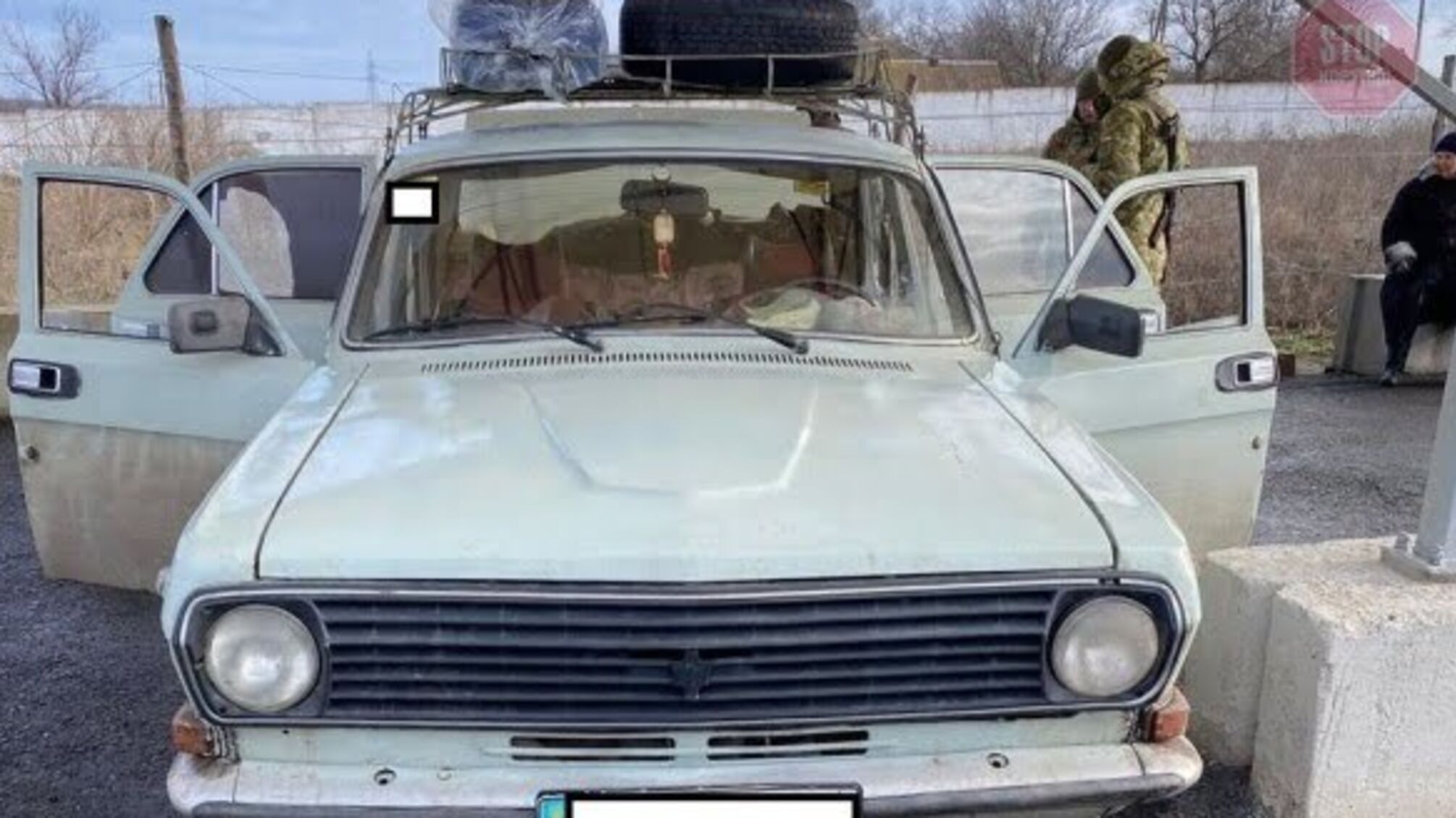 Чоловік намагався незаконно вивезти з ДНР 23 пляшки спиртних напоїв (фото)