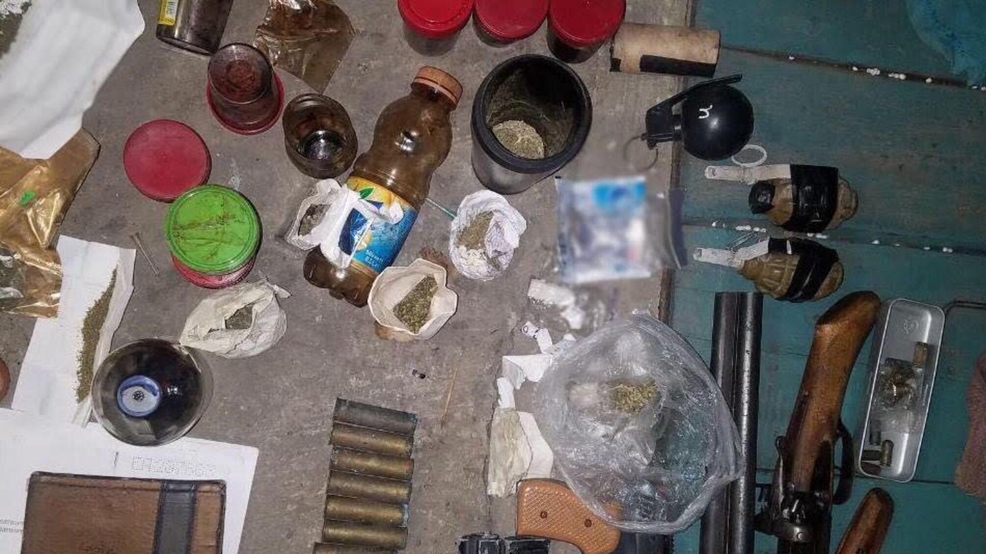 На Кіровоградщині у чоловіка знайшли зброю, боєприпаси та наркотики (фото)