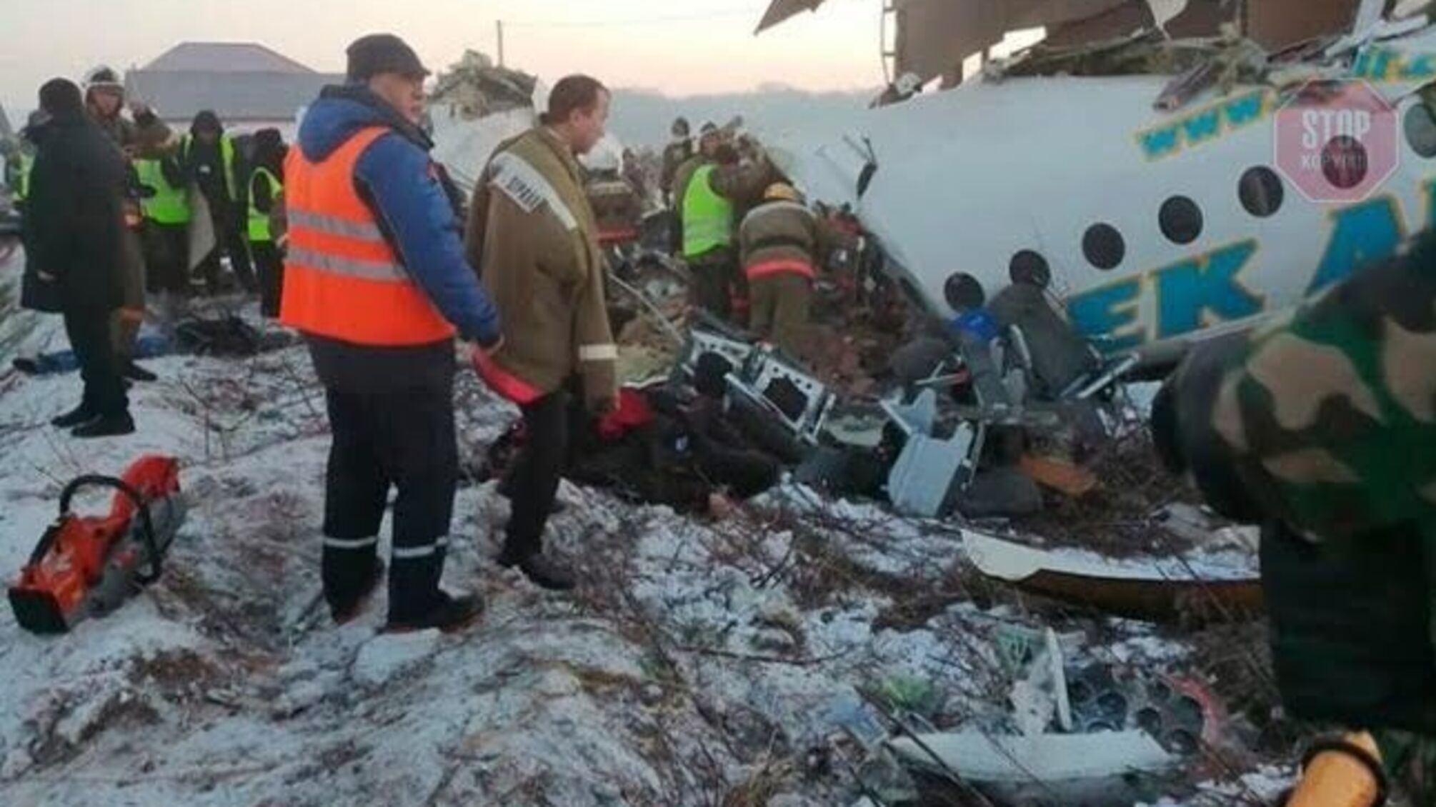 В Казахстані впав літак, на борту якого були українці (відео)