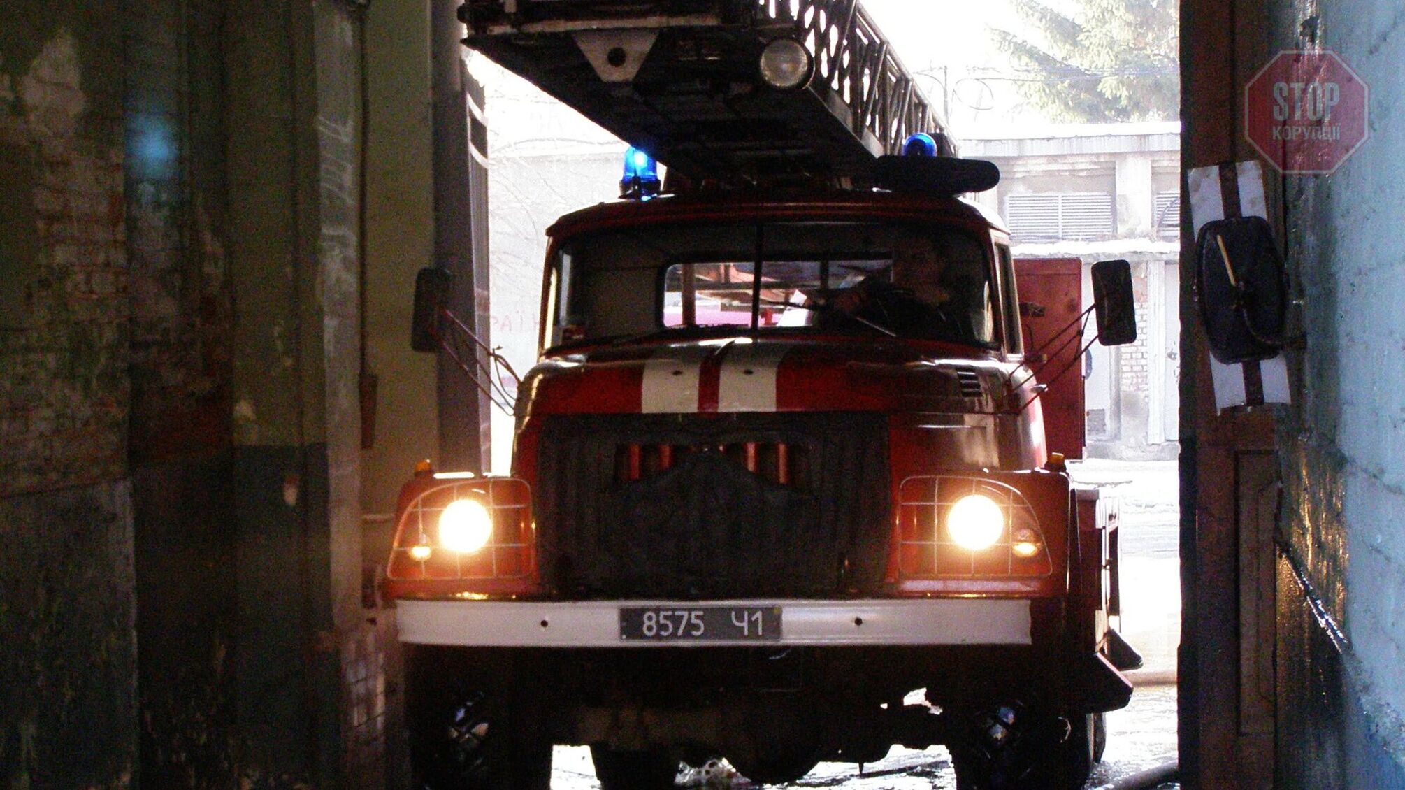 У Харкові на пожежі загинула мати, троє дітей потрапили до лікарні (фото)