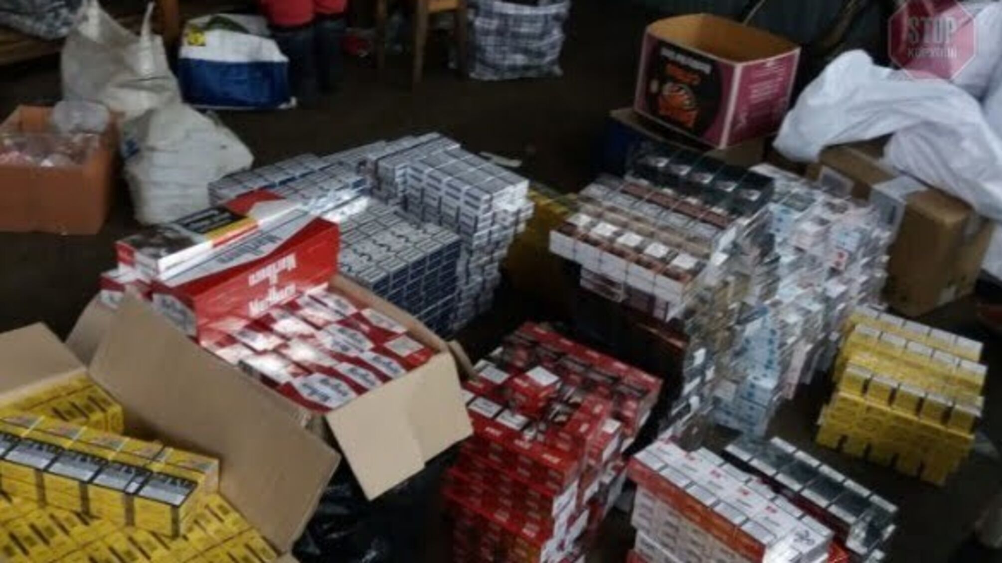 Правоохоронці знайшли 13 точок накопичення “підроблених” цигарок