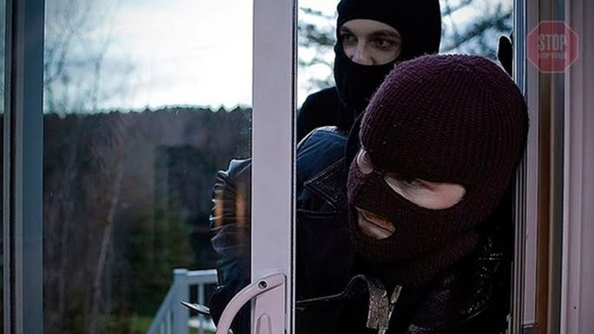 У Запорізькій області грабіжники з ножем напали на дівчину і пограбували будинок