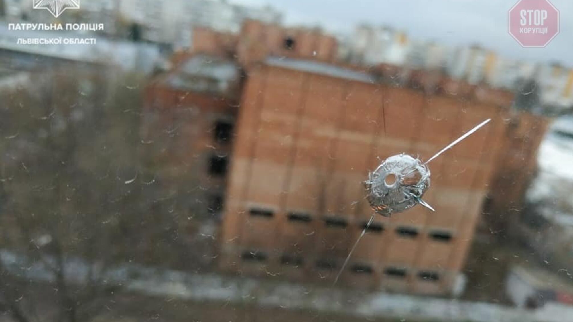 У Львові підлітки обстріляли вікна багатоповерхівки з пістолета