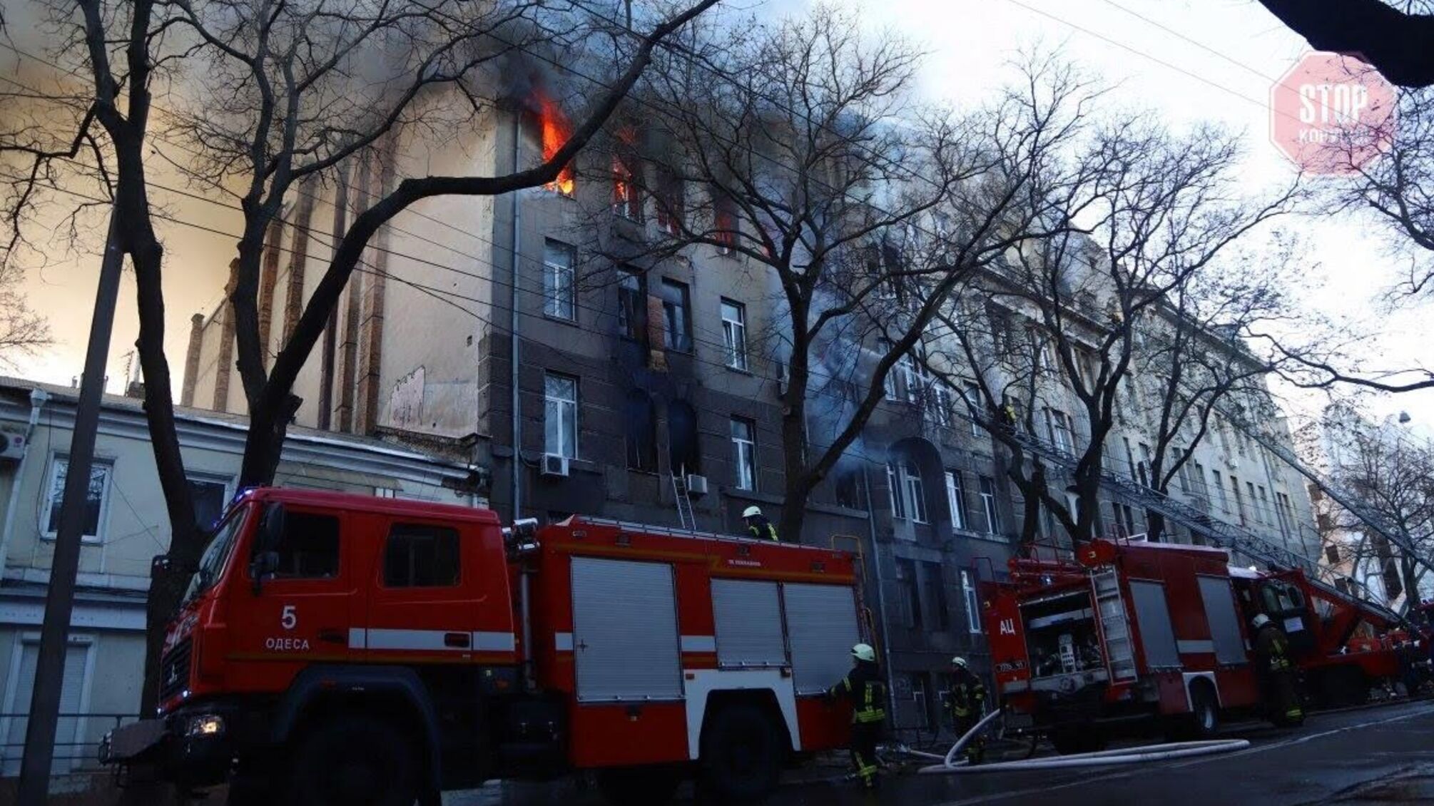 У поліції розповіли скільки людей досі шукають під завалами згарища в Одесі